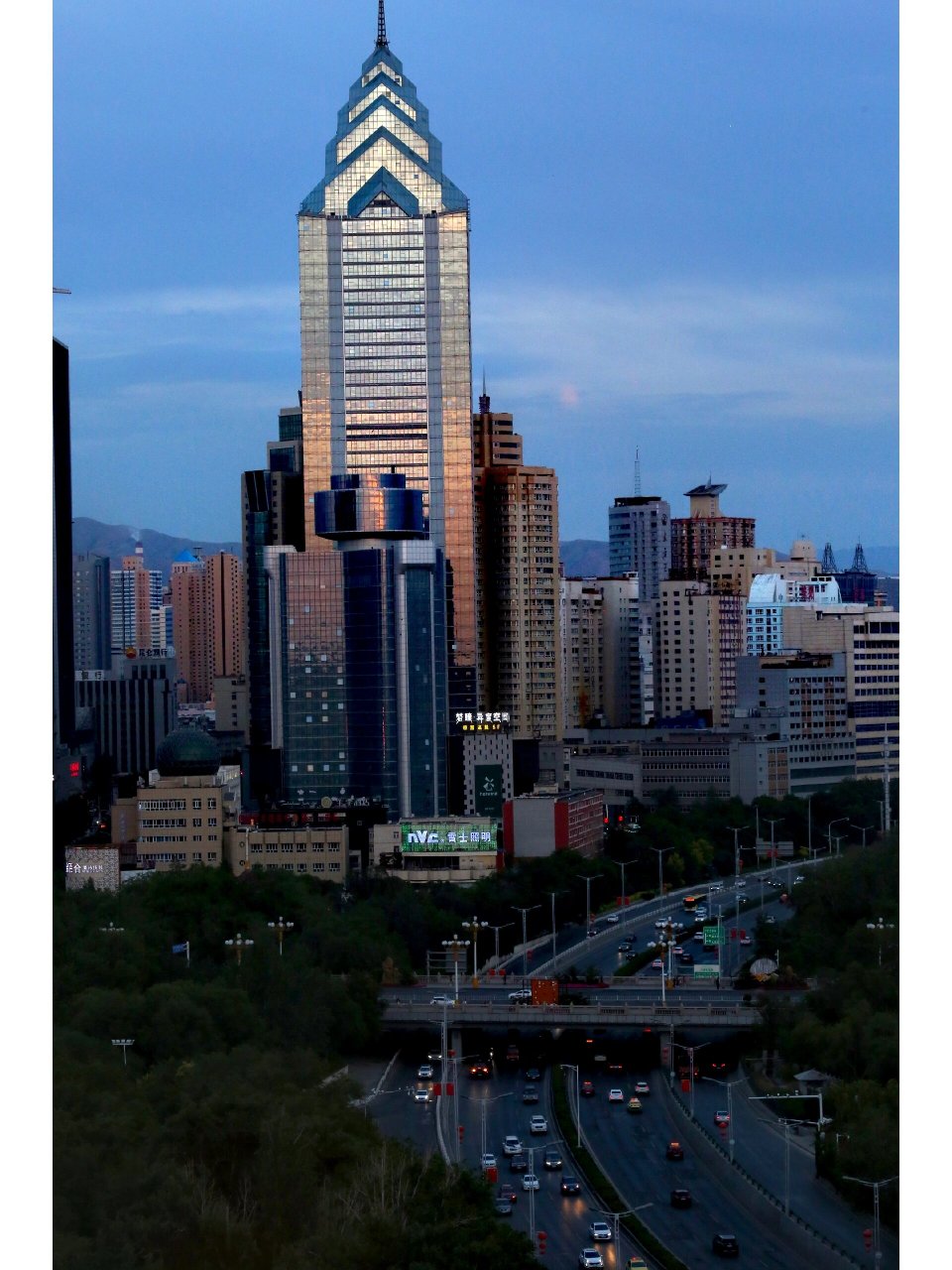 中天广场(中信银行大厦) 下班后无事,躺床上也是长肉,于是拿上单反在