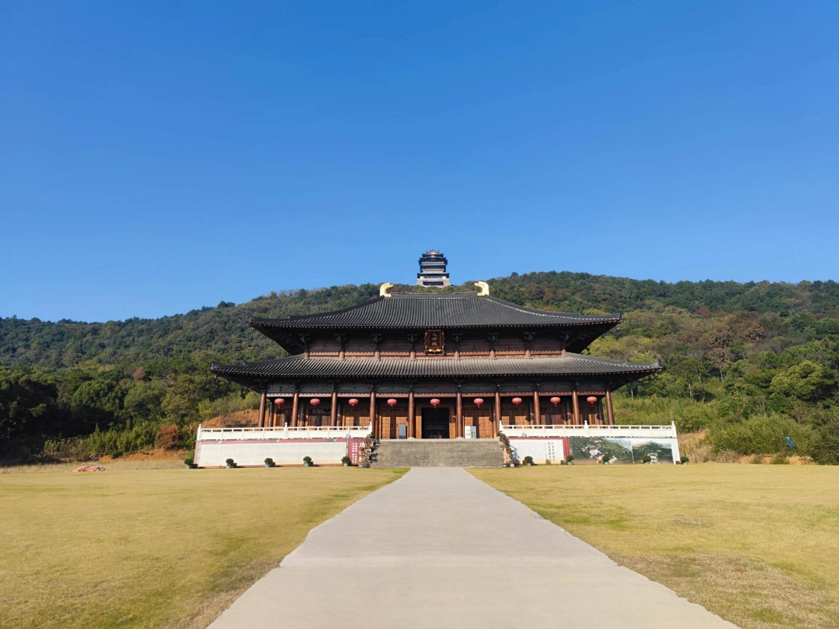 湖州菰城景区仁皇山仁皇阁 景区蛮大的,可以停到南门停车场,先直接到