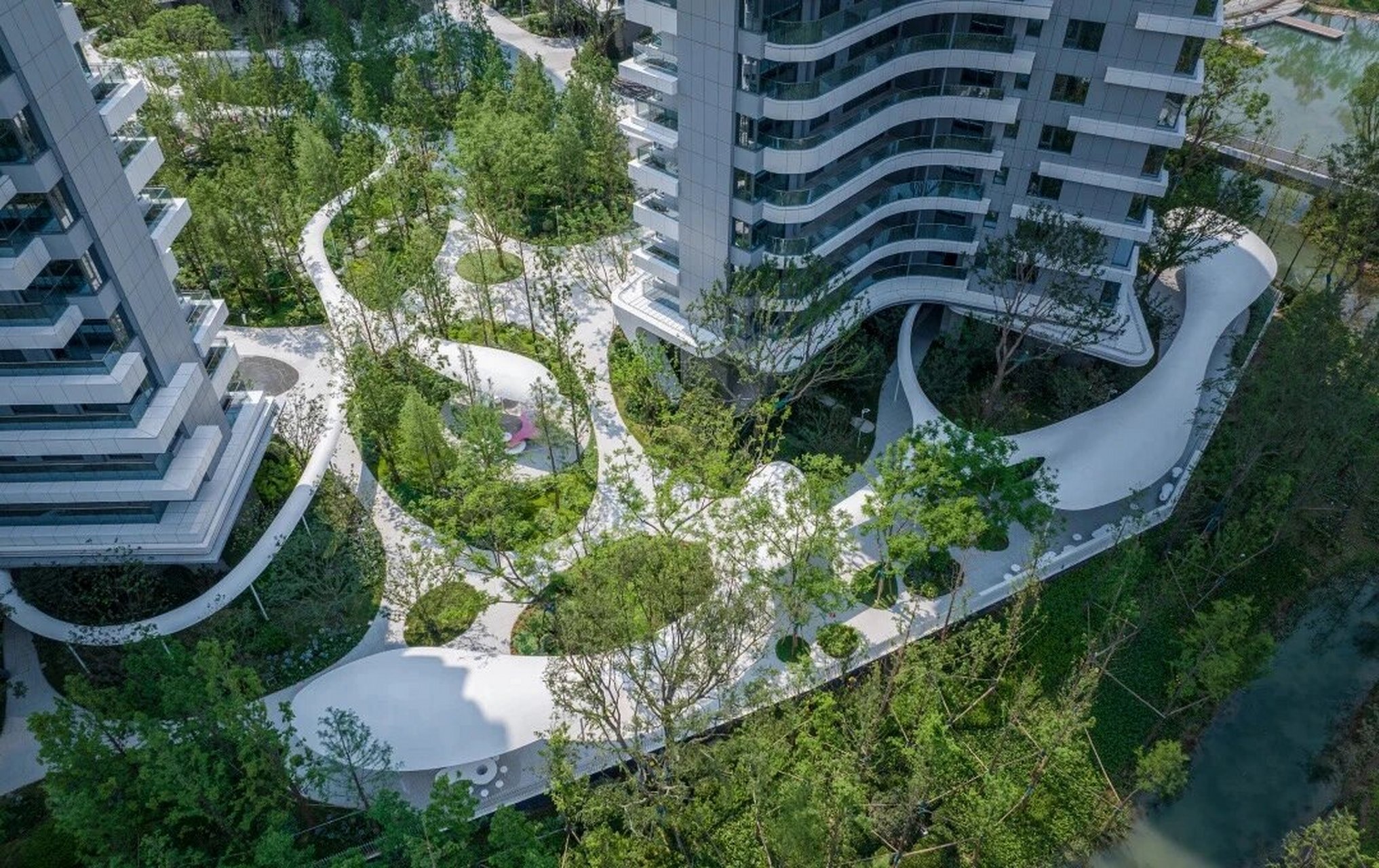 地产景观:成都麓湖生态城·玥港 玥港景观设计以"一片云廊"穿行于水杉