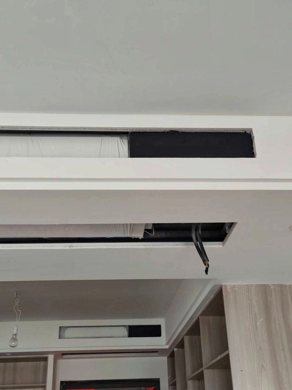 装修日记 |空调出风口安装前一定要刷黑 中央空调安装出风口之前,一定