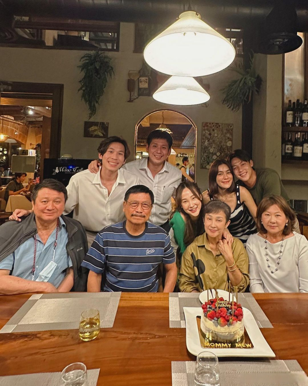 泰娱乐头条#kimmy_kimberleymark&kim一同为mark母亲庆生!