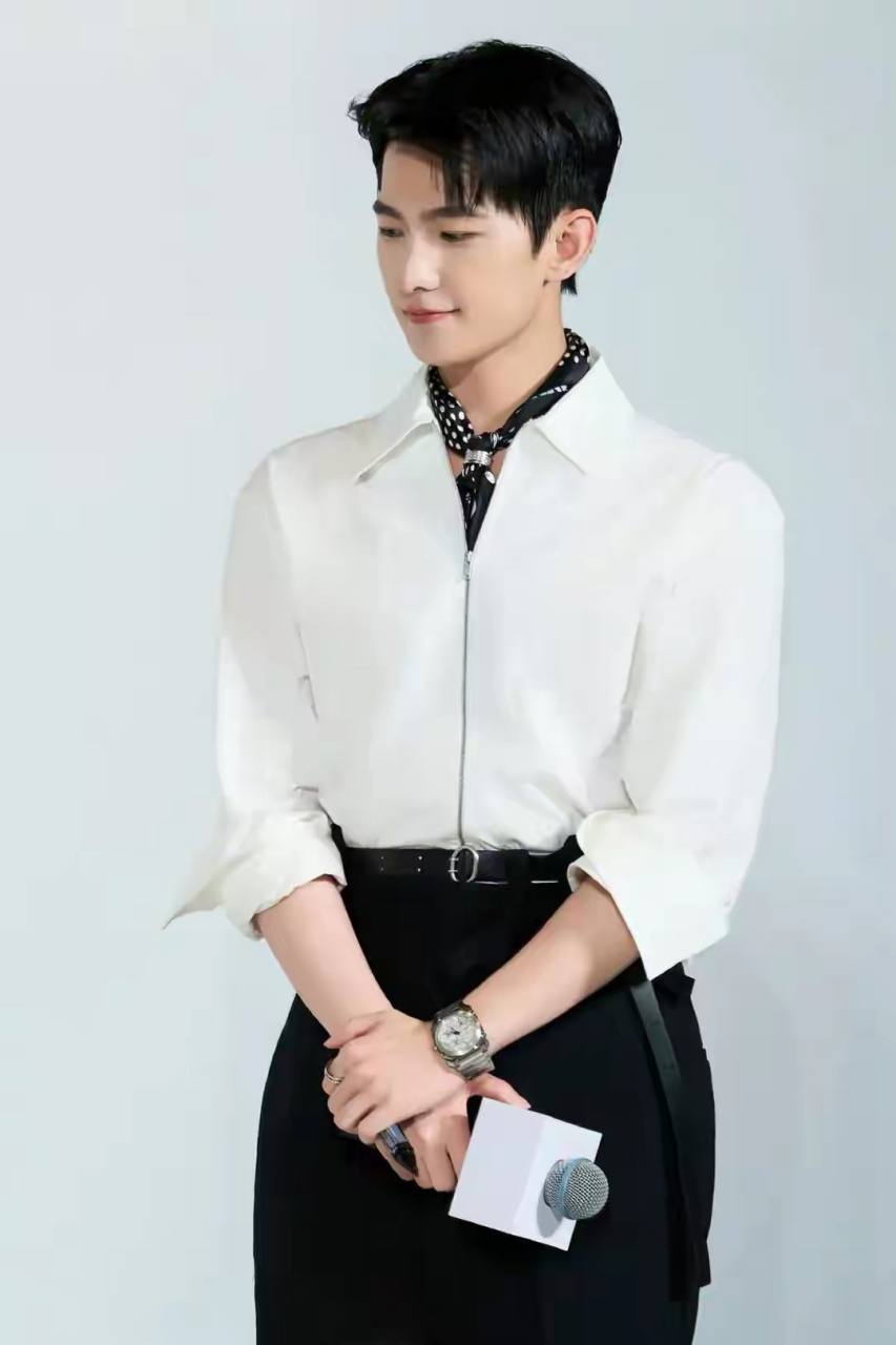 杨洋的偶像包袱很重啊,到哪儿都一副板板正正的样子