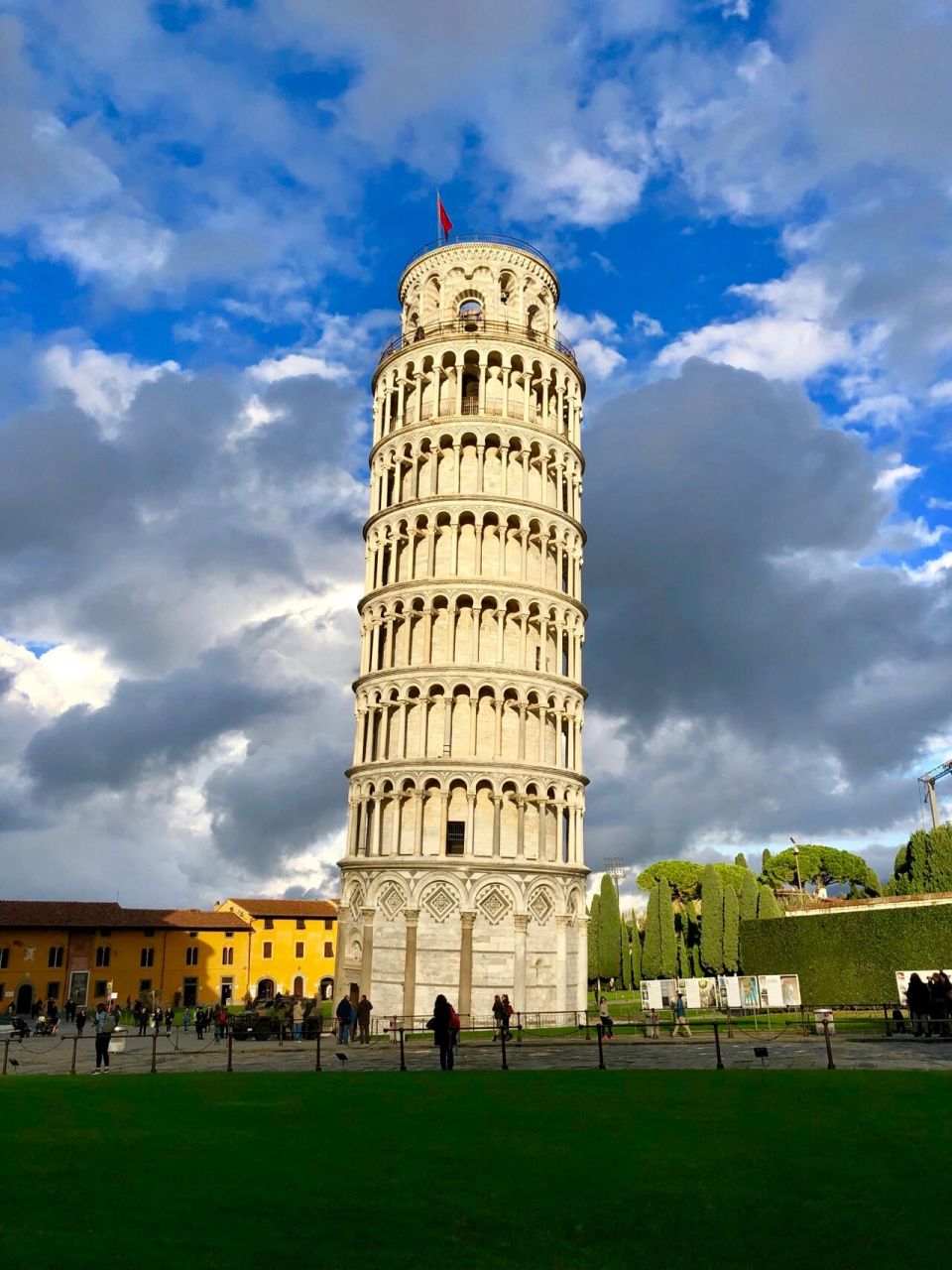 【比萨斜塔】 意大利比萨斜塔修建于1173年,从地面到塔顶高55米,倾斜