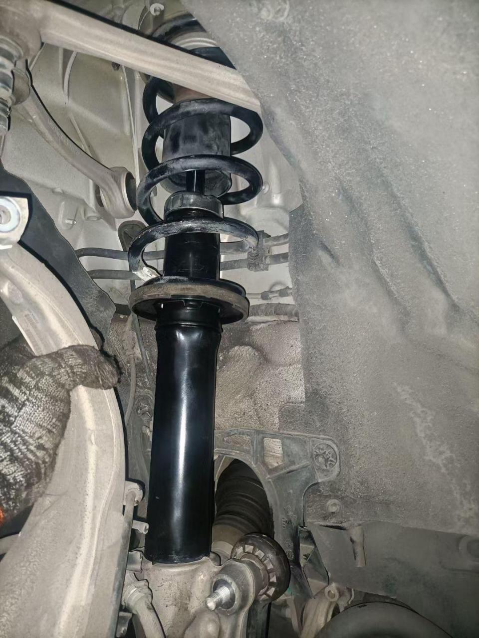 奥迪a4l更换前减震器施工中03