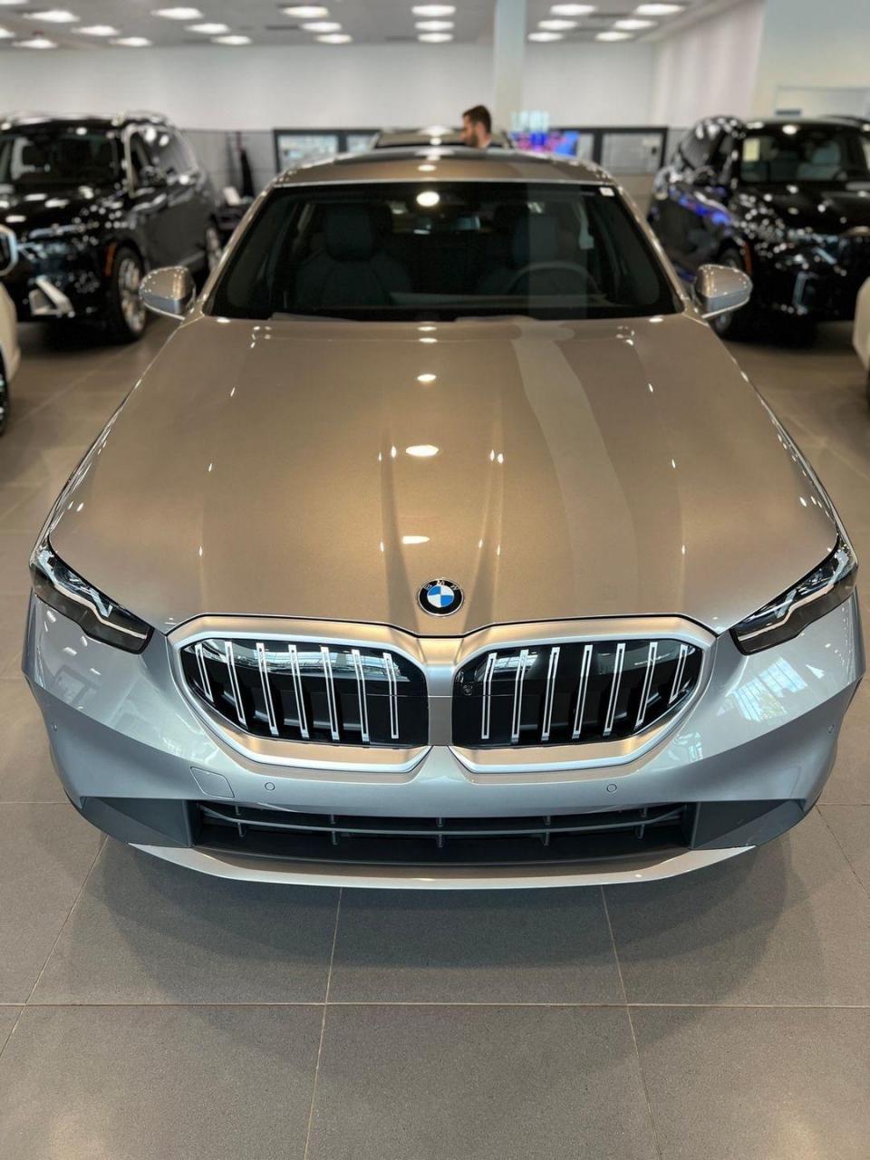 全新宝马5系豪华套装香槟色.