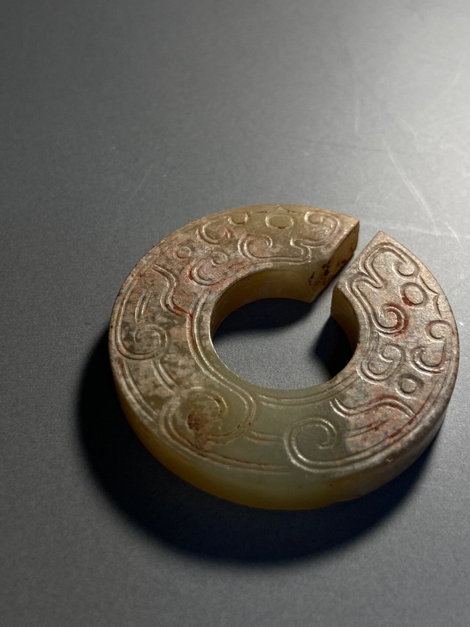 《白虎通》"玦,环之不周也."其用途主要有三:一是作为符节.