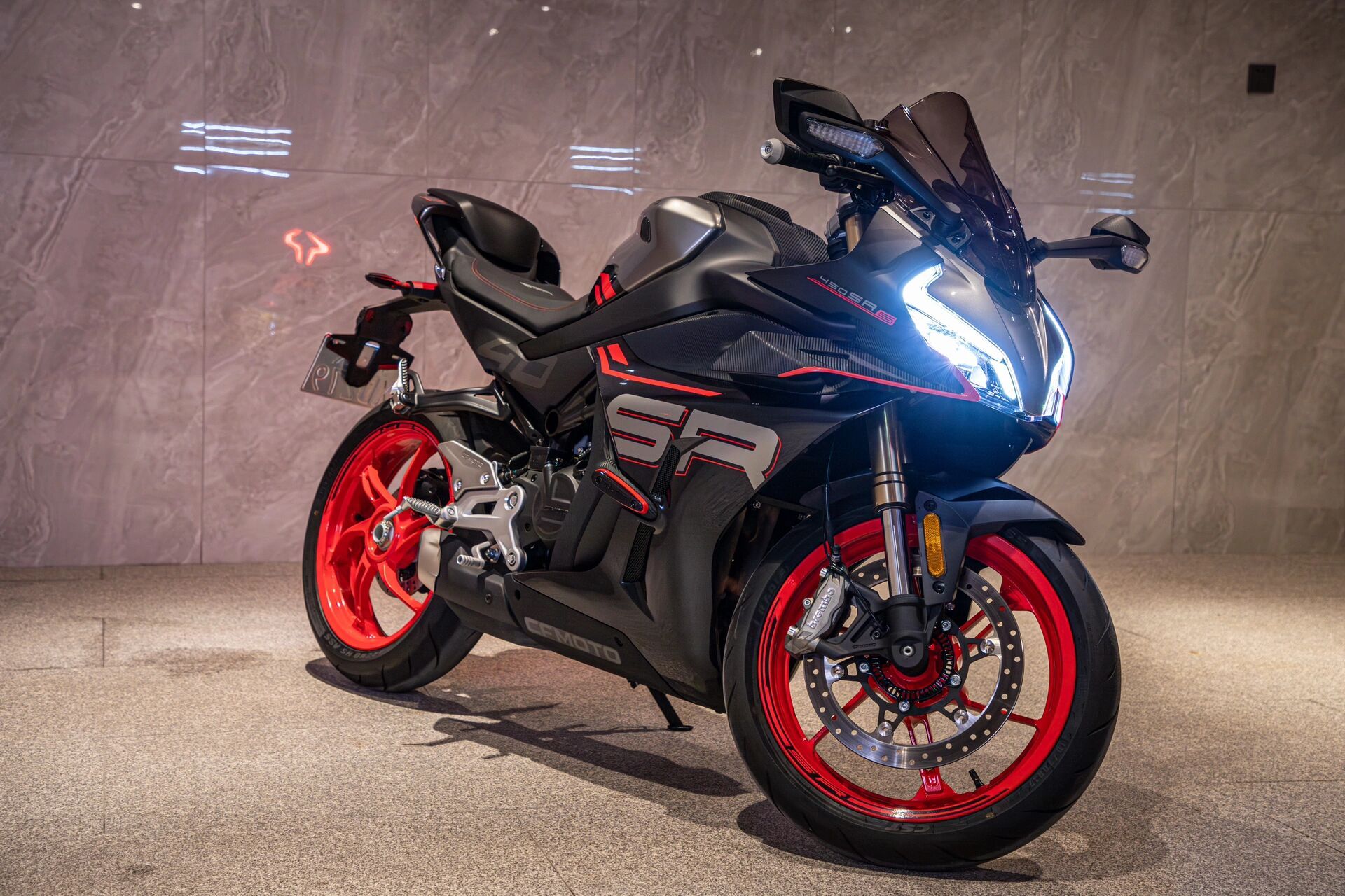 cfmoto 450sr-s 国产仿赛颜值天花板 摄影师