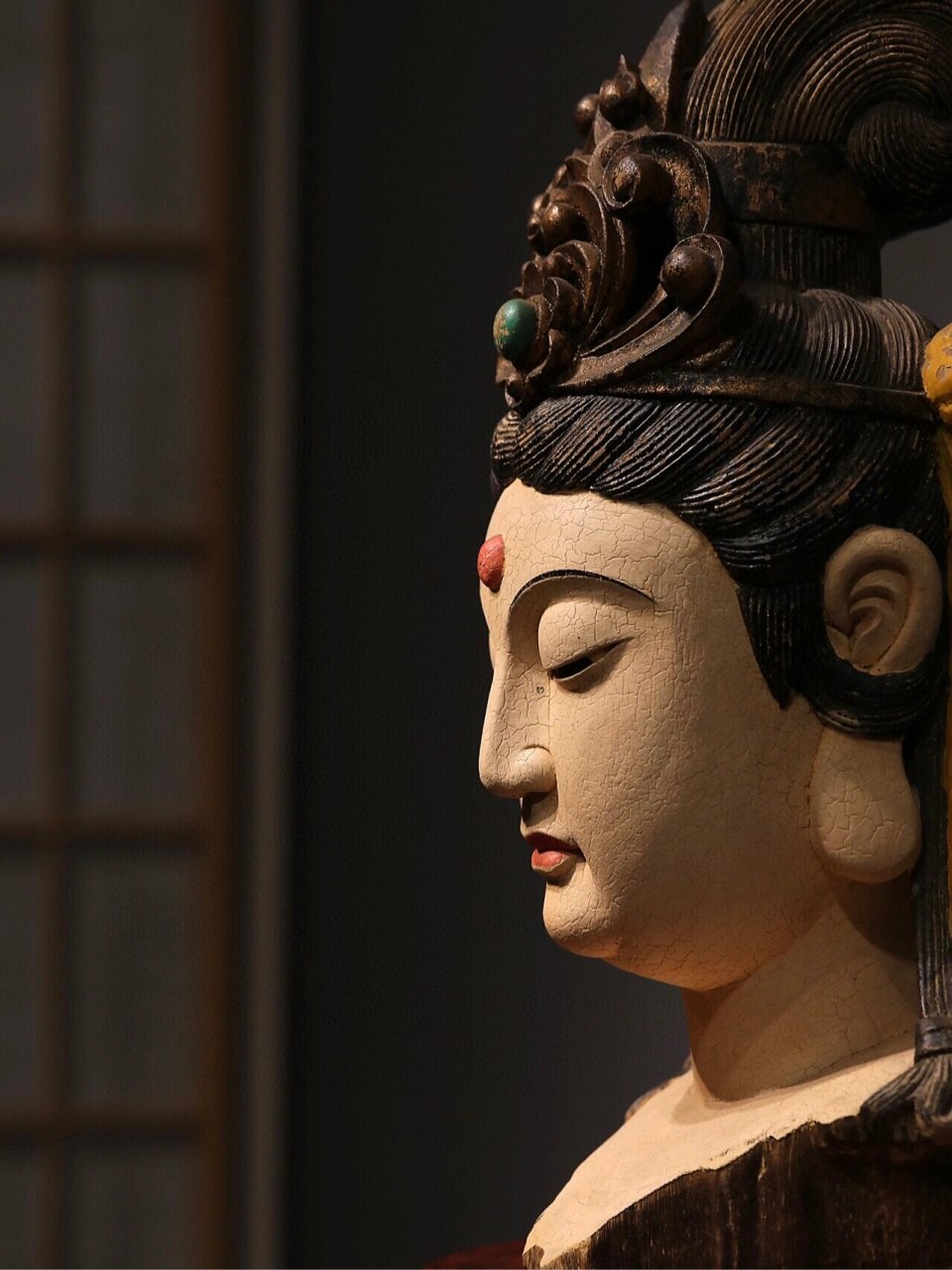 北齐造像之美 香樟木彩绘|观音佛首 观音脸型椭圆,鼻梁直挺,双目低垂