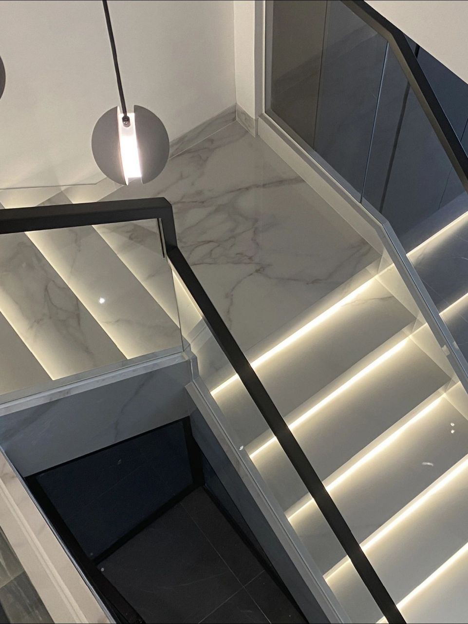 你们要的踏步楼梯77玻璃扶手,简洁美观~ 视觉效果yyds的现代简约