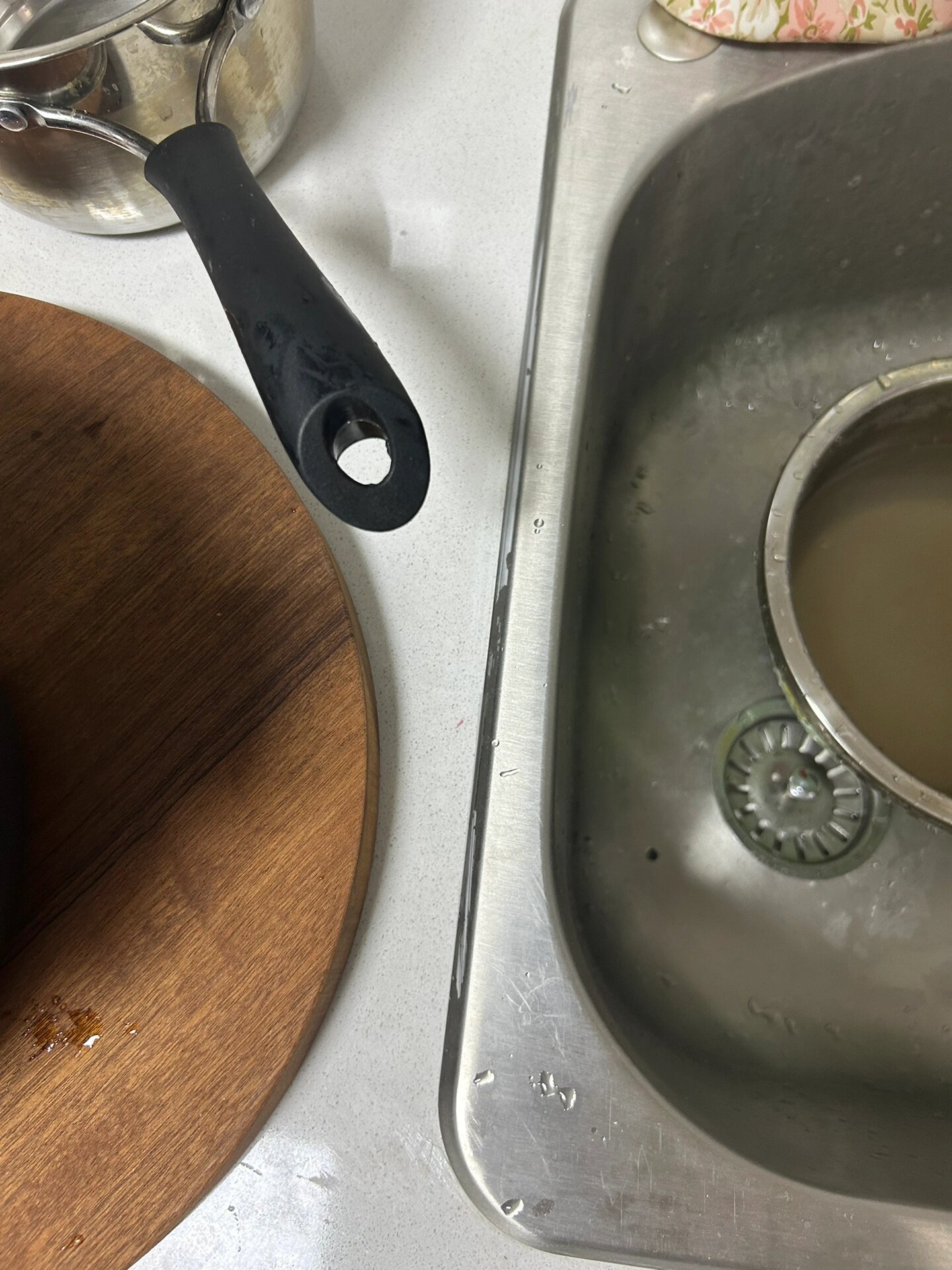 安装当天父母在家,下班回来后发现水盆四周没有打玻璃胶!
