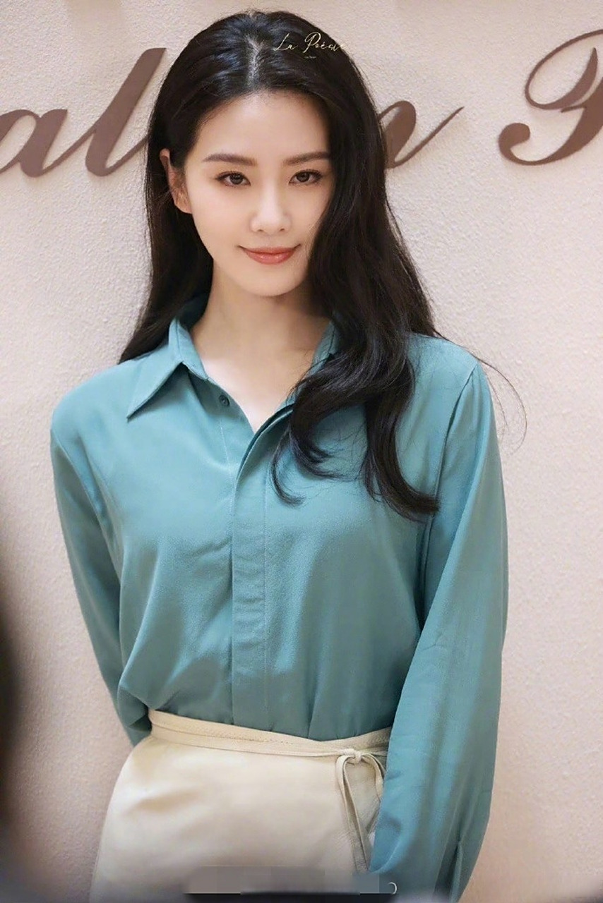 刘诗诗 最新活动图,墨绿色衬衫配白裙,长发微卷,气质温婉知性!