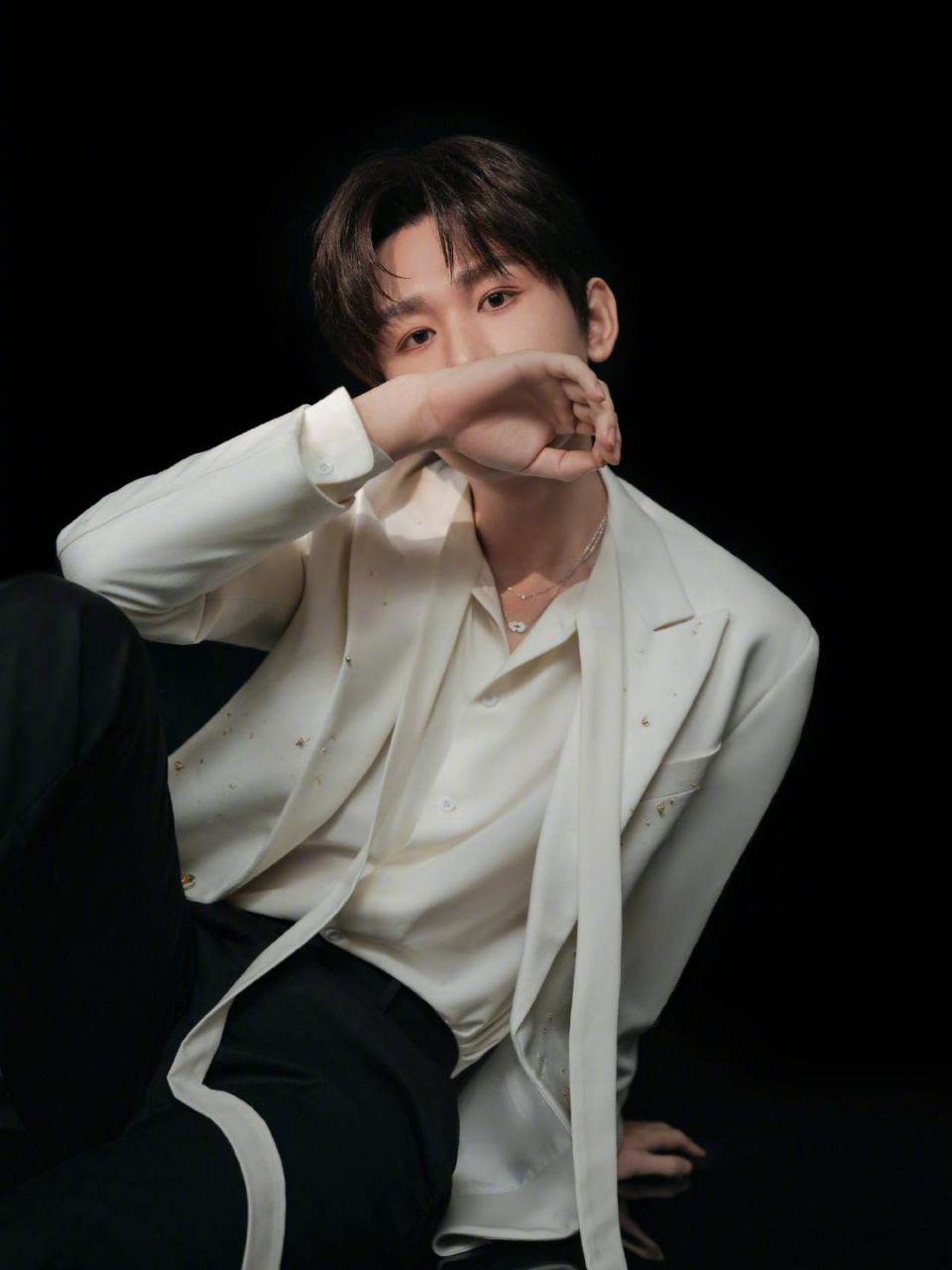 咪咕星鲜事#成毅白色飘带西装 好好好,成毅 今天的帅气也稳定发挥了