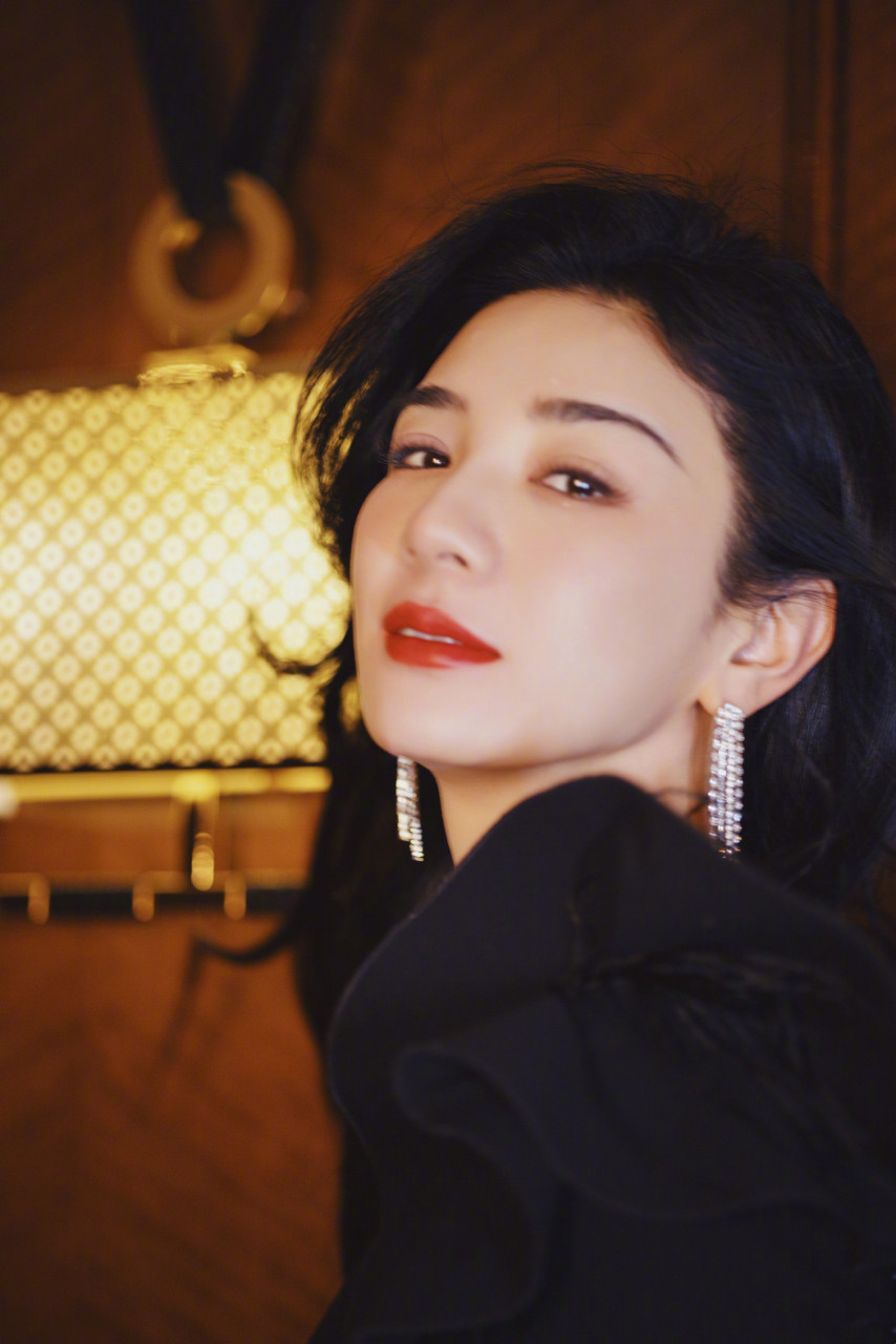 黄奕,黑色蕾丝刺绣长裙,烈焰红唇衬托之下更显明媚姿态