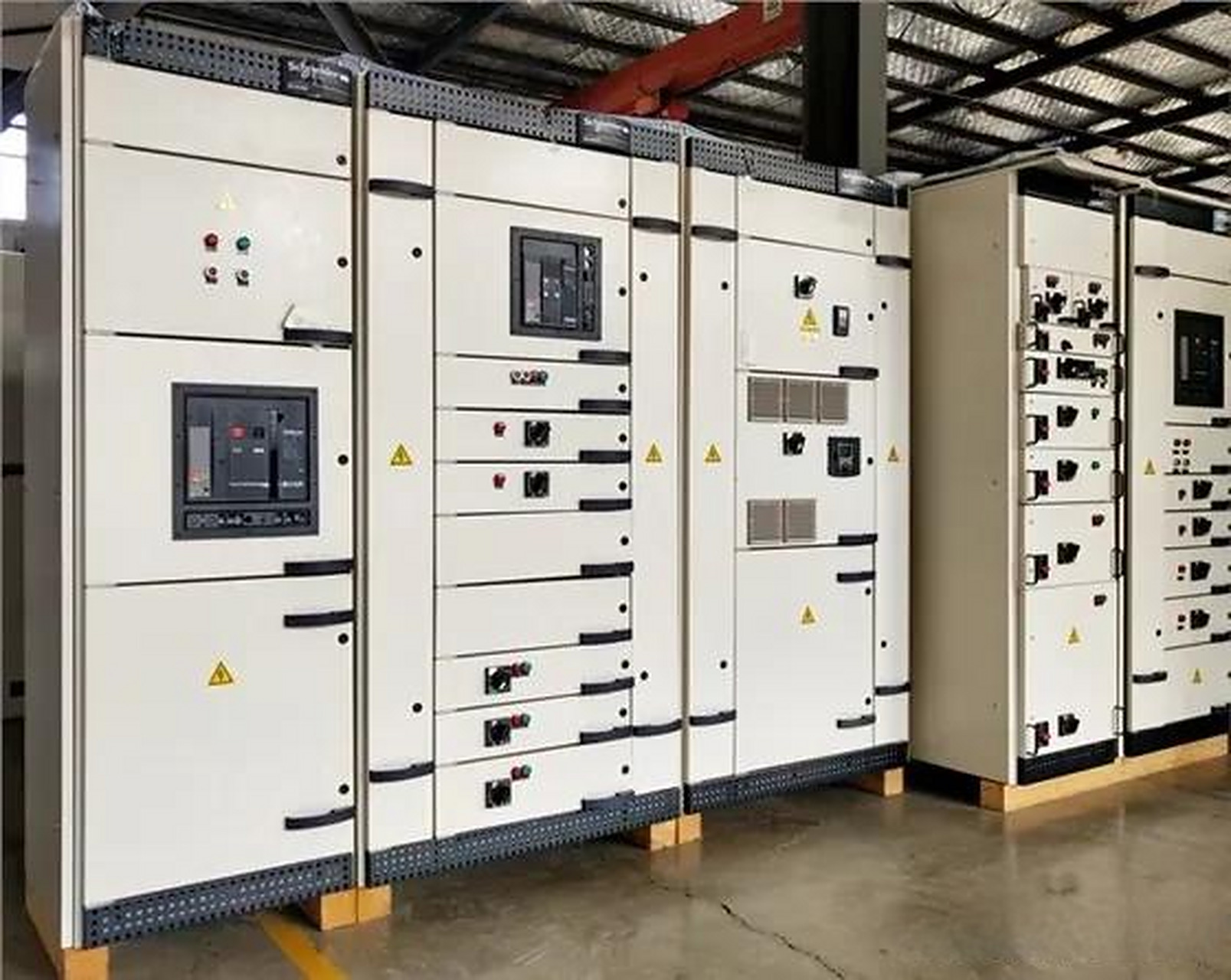 同一个配电系统的五台低压柜,其中一台作为电源进线柜,准备在里面安装