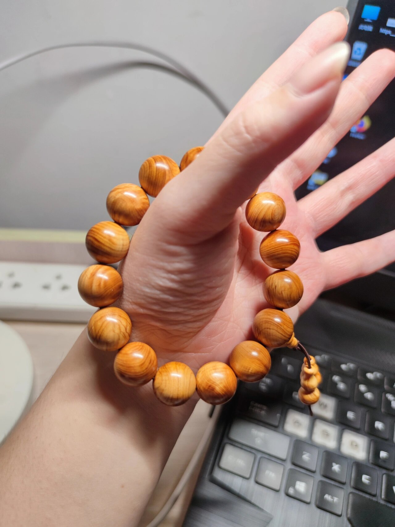 5的太行崖柏手串 水波纹.盘了快一个月 有点小玻璃底了