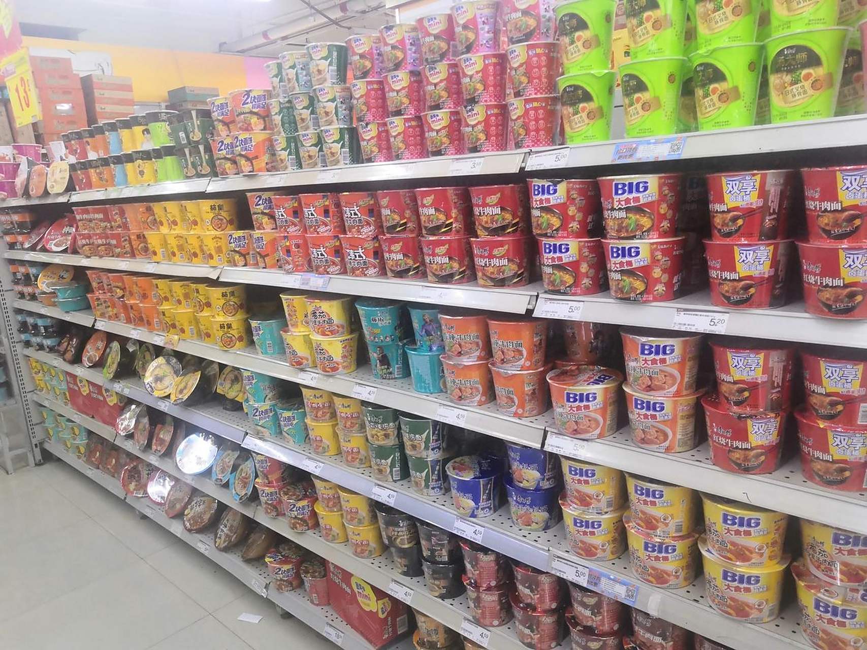 现在超市货架上已经看不见老坛酸菜方便面了,但康师傅和统一的方便面