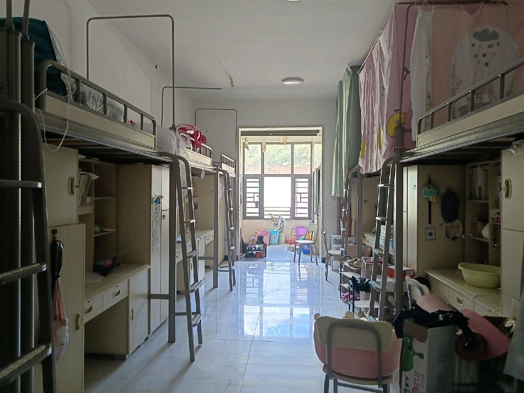 图一,二为永州职业技术学院本部公寓宿舍环境  图一,二为永州职业技术