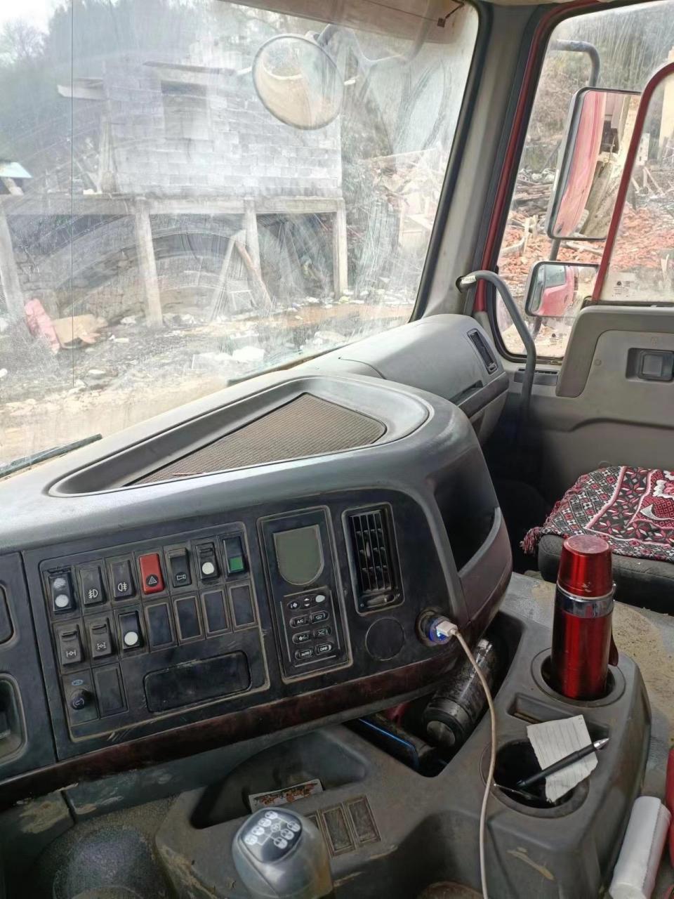 豪沃后八轮自卸车.18年矿山车,车况精品!大配置5.