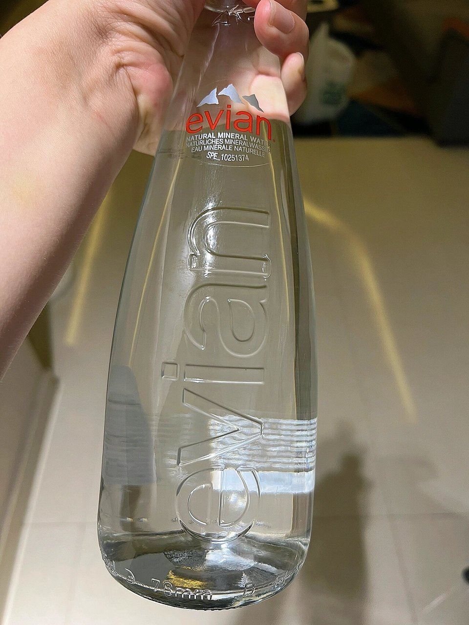 依云矿泉水 我是看中瓶子才买的 19.9一瓶,小的15元