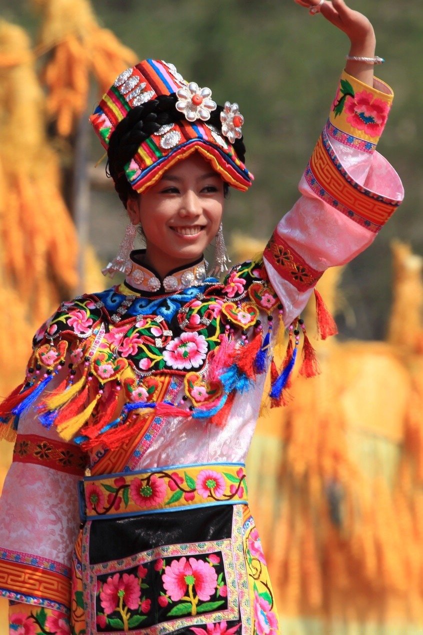 少女唱山歌拒绝穿衣服的民族图片羌族服饰与藏服饰的区别是什么呢南疆