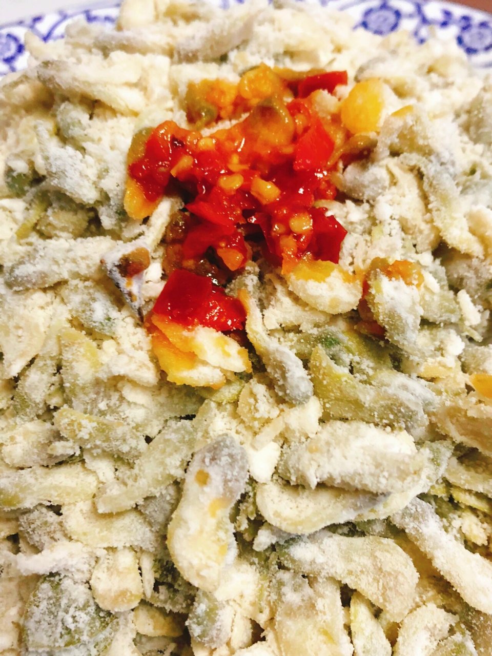 老闫私房菜之 蒸槐花熘菜 做法:1 槐花洗干净控水,加入色拉油拌匀均匀