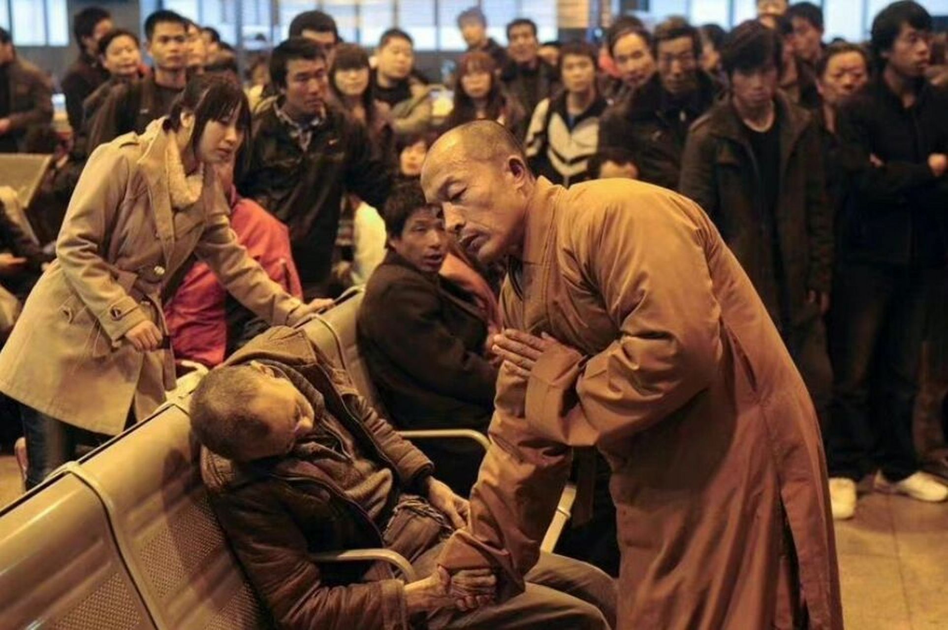 太原火车站 一位僧人为猝死的旅客现场超度 山西太原火车站,2011年11