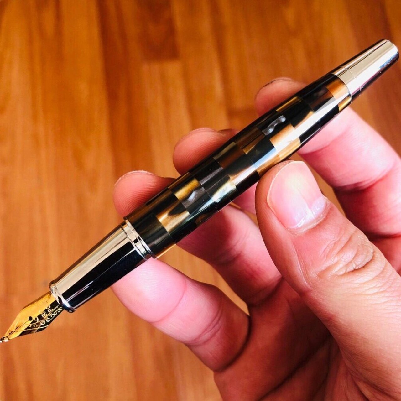 钢笔小知识|欢迎交流 一:断墨飞白 断墨飞白一般出现在书写速度过快的