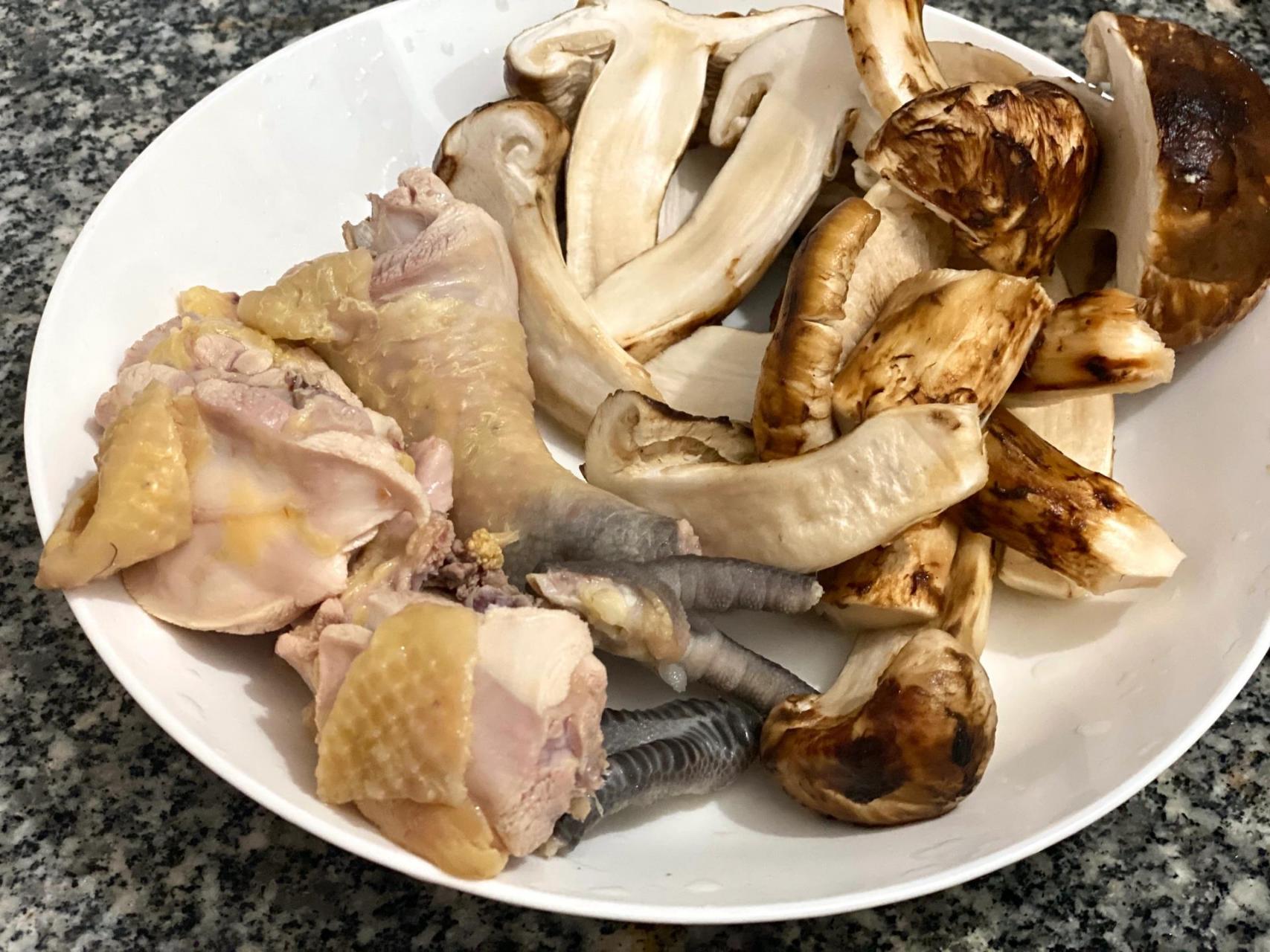 史上最简单做法——松茸炖鸡7515 松茸不仅味道鲜美 营养价值也高