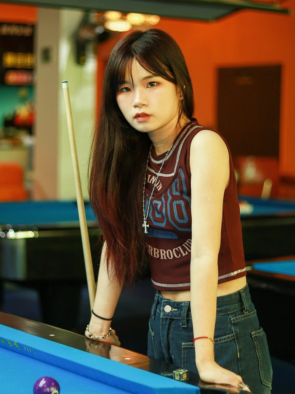 港风写真# #拍照姿势# #台球厅拍照# ###tai#62q#女生打台球