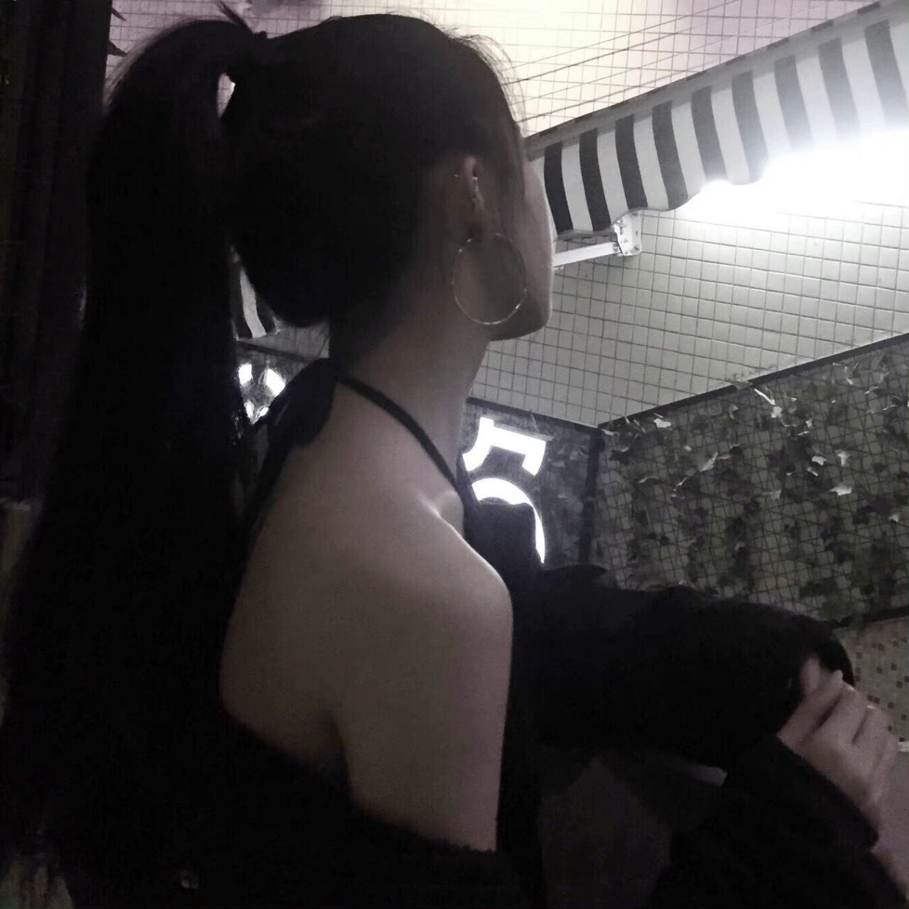 女生露背头像!头像分享