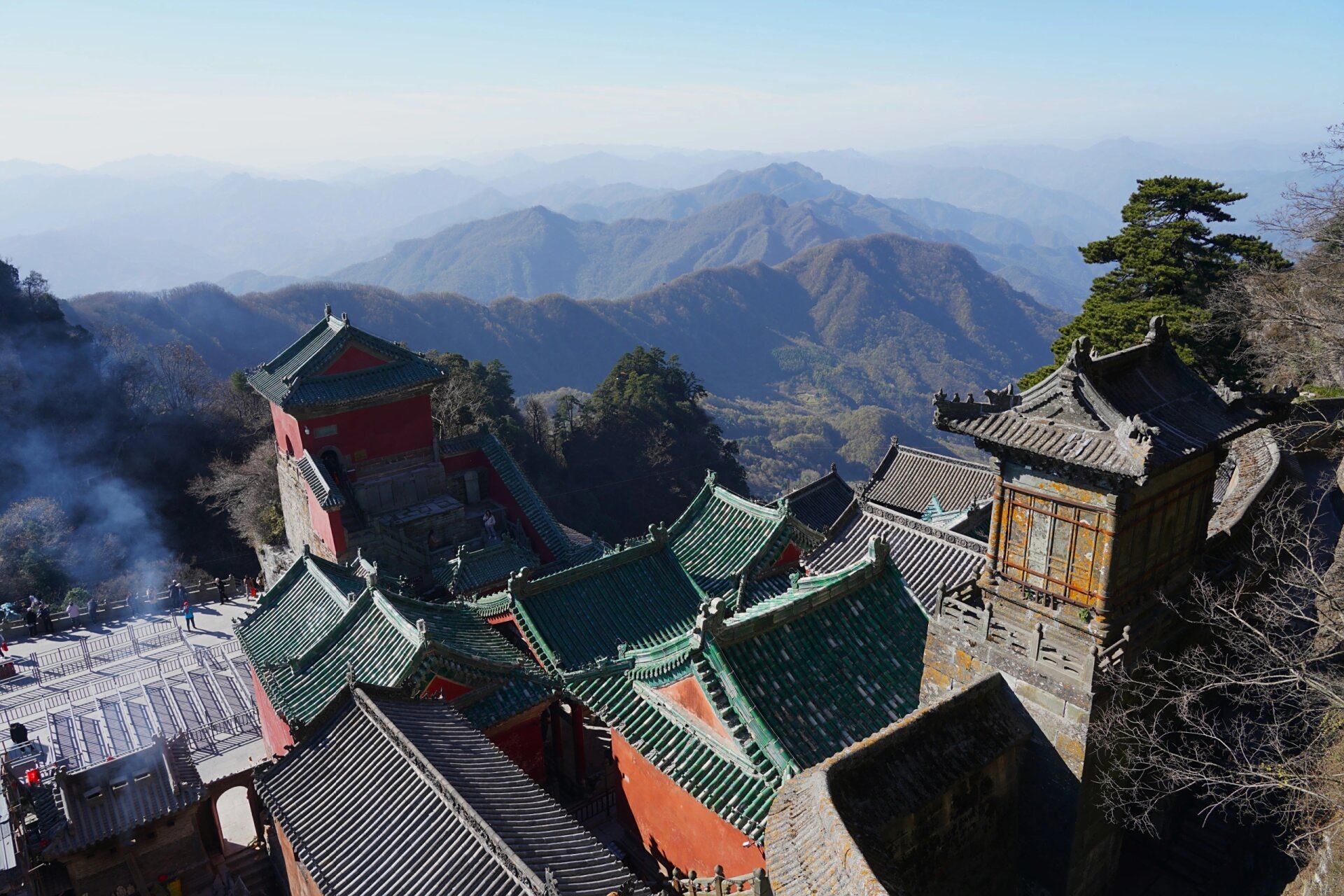 武当山金顶 武当山金顶的金殿位于武当山最高点的天柱峰顶端,海拔1612