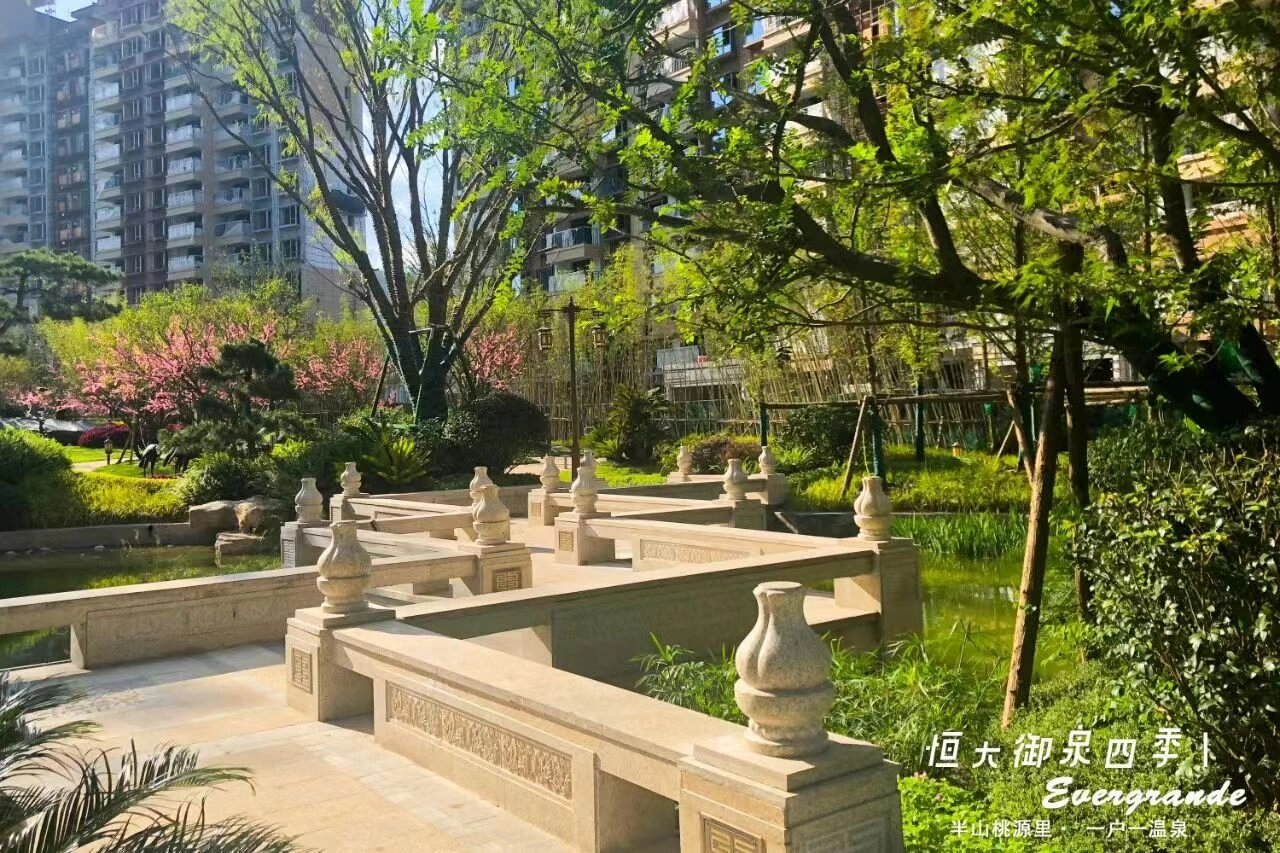 建德恒大御泉四季的园林是真的很美,项目入口磅礴大气,住宅区园林打造