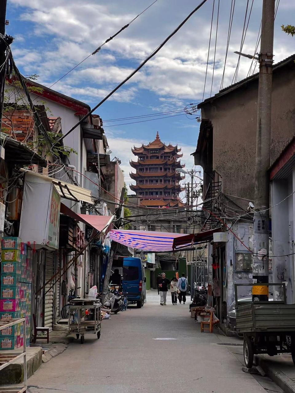 黄鹤楼简介 96黄鹤楼,位于湖北省武汉市武昌区,地处蛇山之巅,濒临