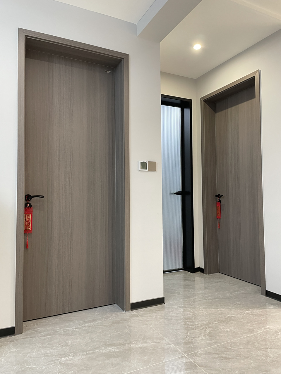 超好看的银梨色木门丨卧室门也要极简 我觉得房门不需要太复杂,简单点