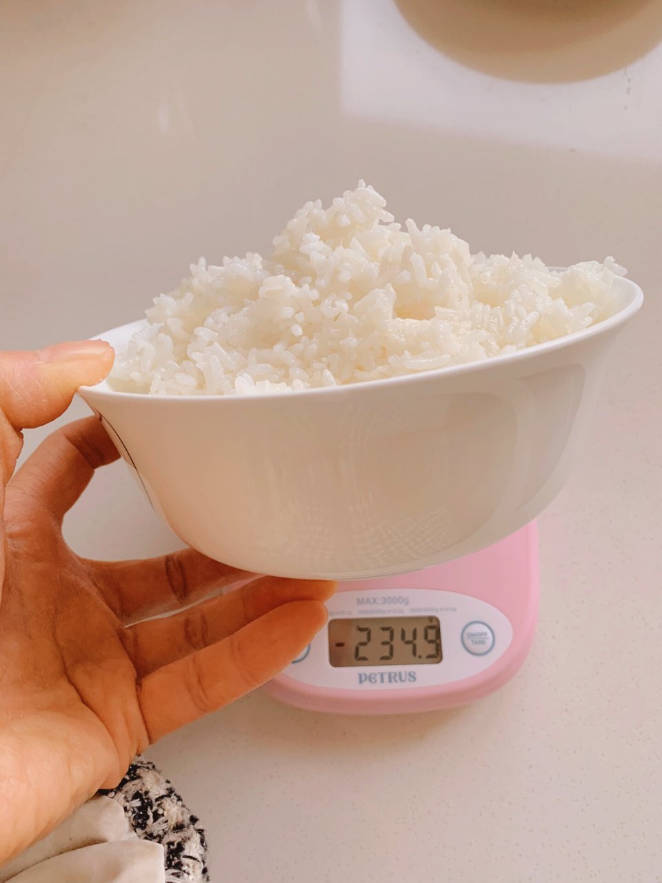 150克生米大约510千卡,煮出来接近400克米饭,就这样满满一大碗!