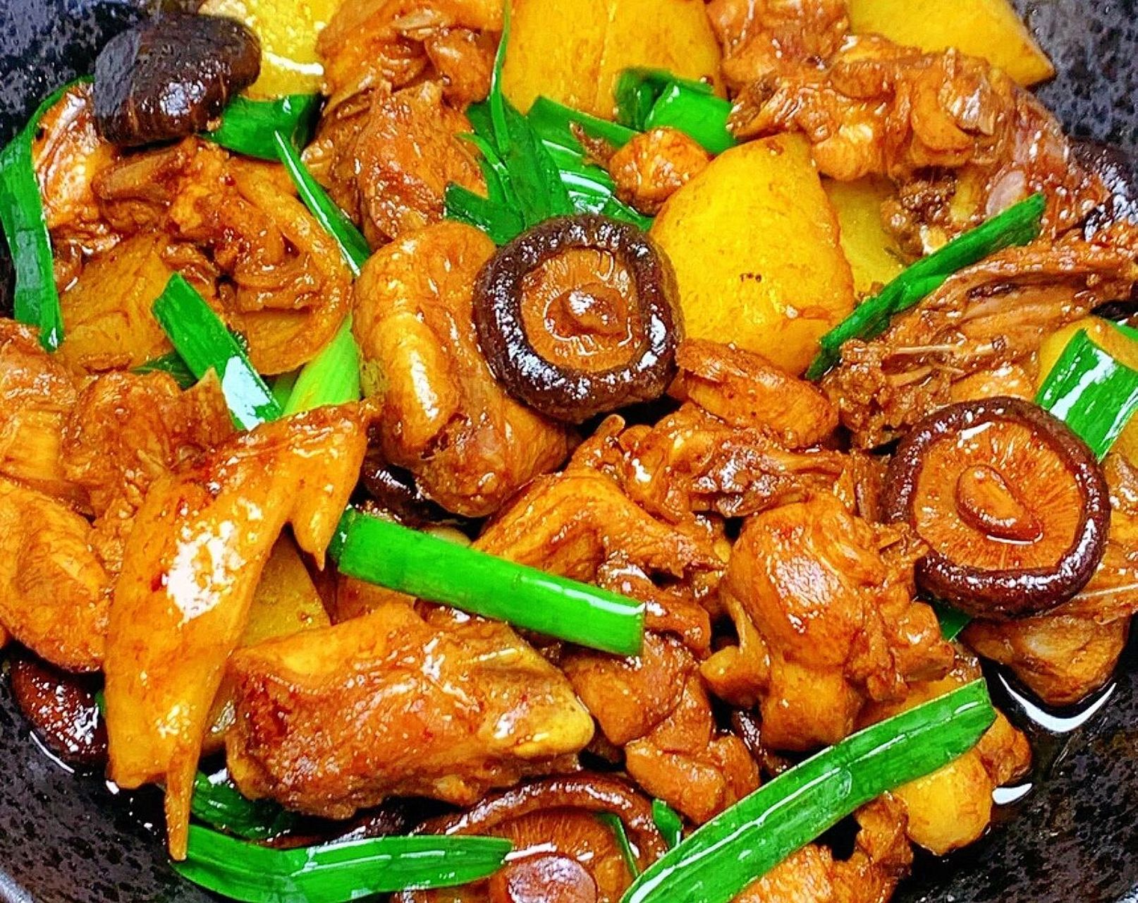 从前吃腻了大盘鸡,后来喜欢吃黄焖鸡,但是黄焖鸡的做法很不稳定,味道