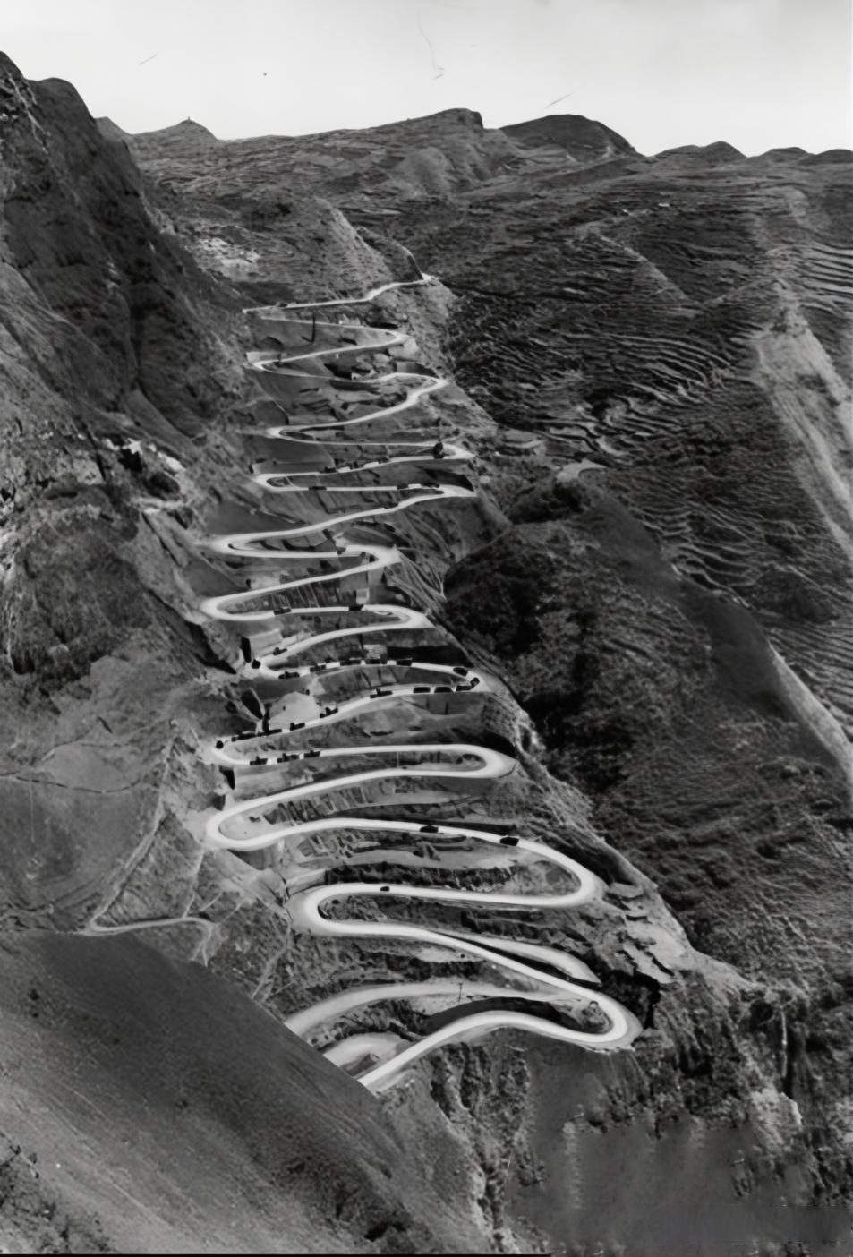 头条创作游园会滇缅路蜿蜒,贯群山而入云霄;筑路人无名,埋白骨于荒野