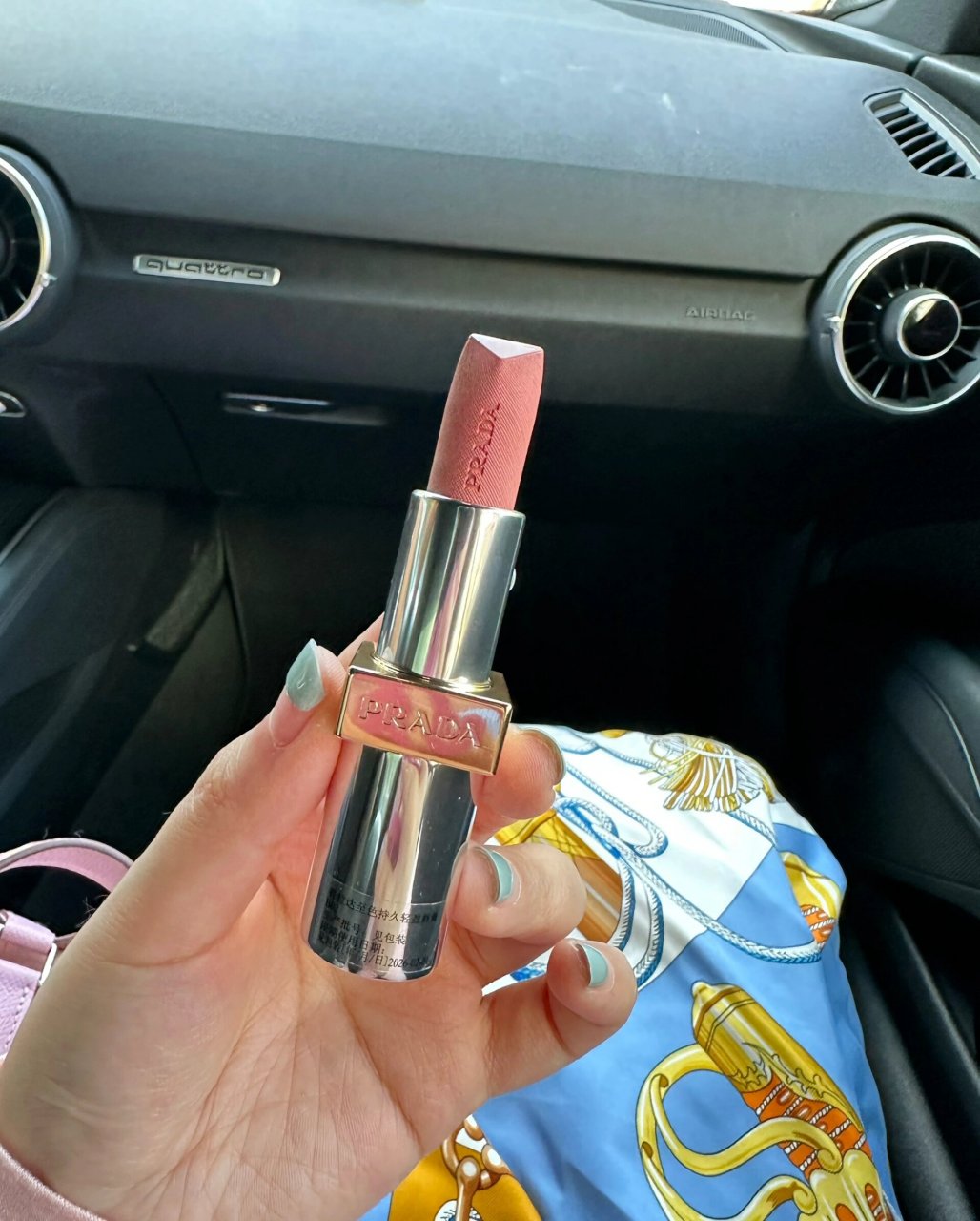 prada口红b02 本人紧跟时尚,入手prada家彩妆线 外壳么,真的一般,没