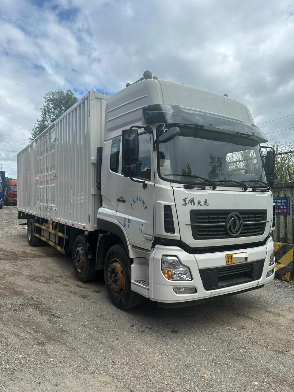 6米)深圳牌.东风天龙.2018年 7月上牌.箱长9.6米宽2.55米高2.7米.