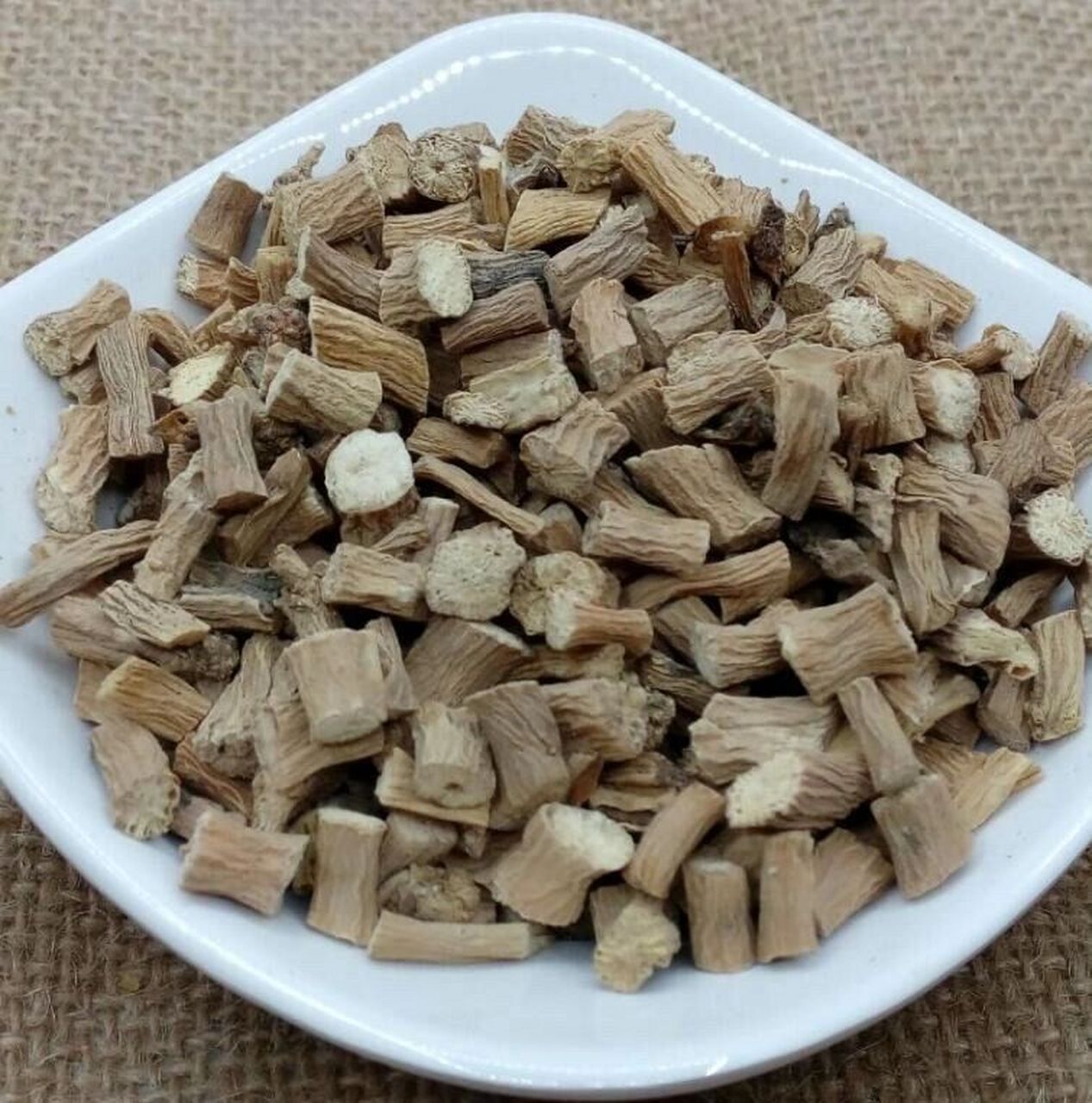 每日认识一味中药-银柴胡 银柴胡 别名银胡,银夏柴胡,牛肚根,沙参儿