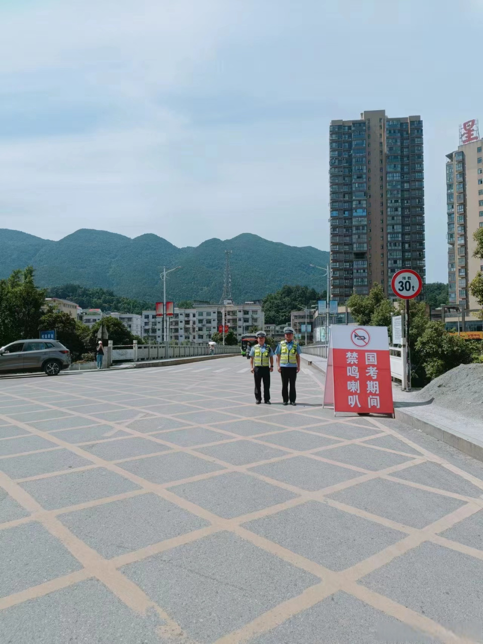 【护航高考 交警同行 】2023年6月8日,张家界市桑植县天气晴,气温22