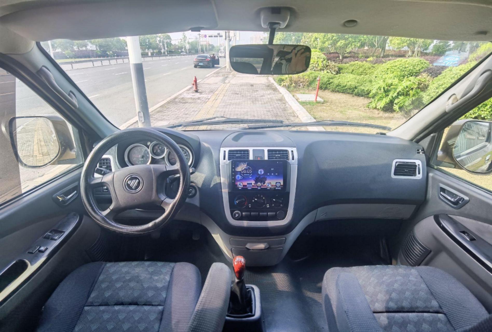 福田蒙派克,超大型面包车,拉货最佳之选,还可改装小房车,内饰空间太大