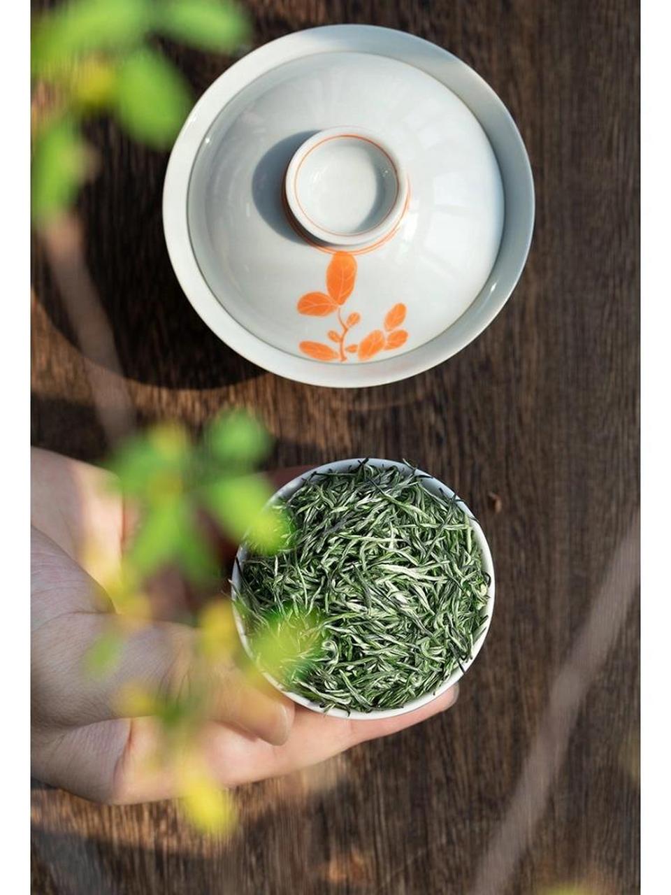 "细茶"毛尖 毛尖是一种未经发酵过的茶叶,外形细直,光滑圆润叶身布满