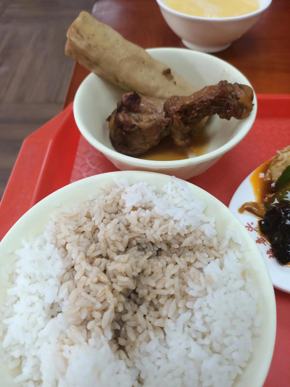 来济南 历城区 附近的一家超意兴快餐吃饭 总共14元,味道真是一般,和