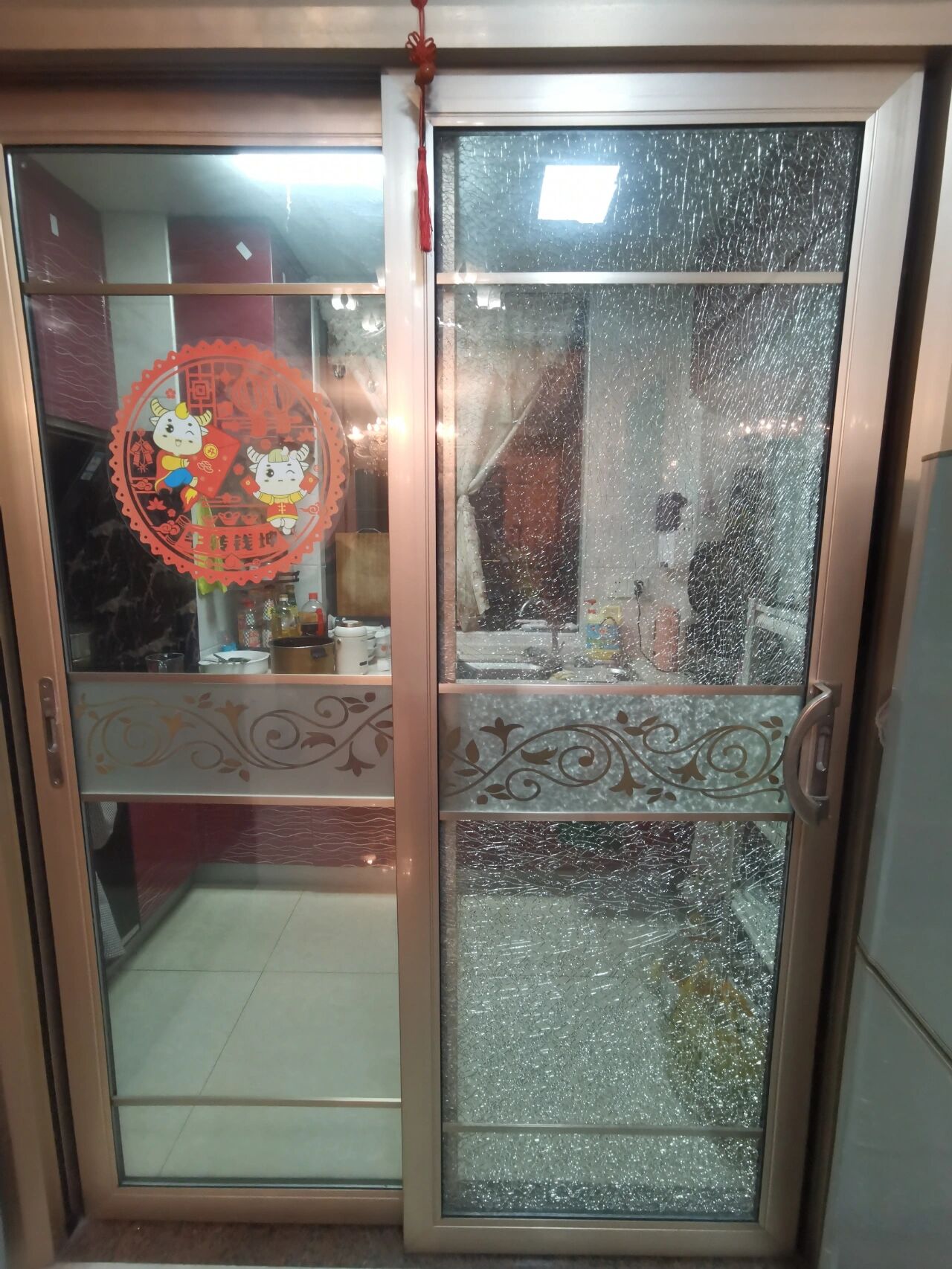 厨房的推拉门玻璃突然爆裂
