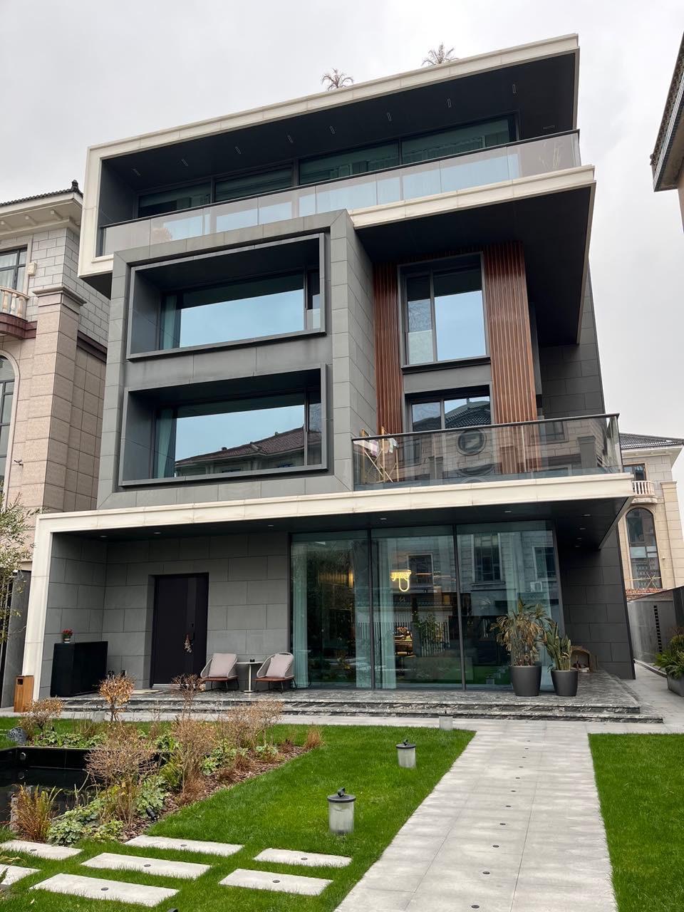 这是一个位于杭州萧山的业主 南侧布置了很大草地和一小方锦鲤池