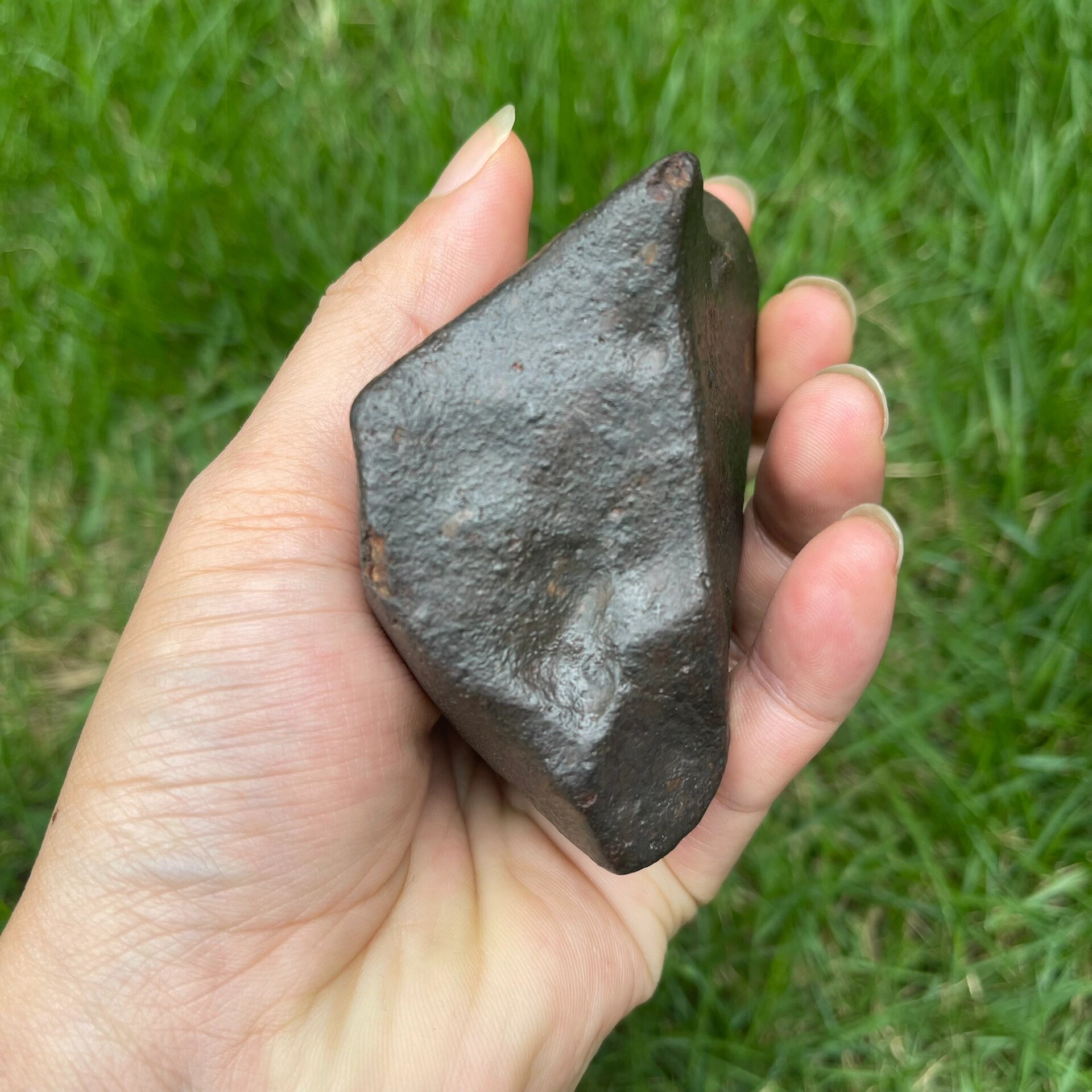 新疆罗布泊沙漠中发现的石陨石