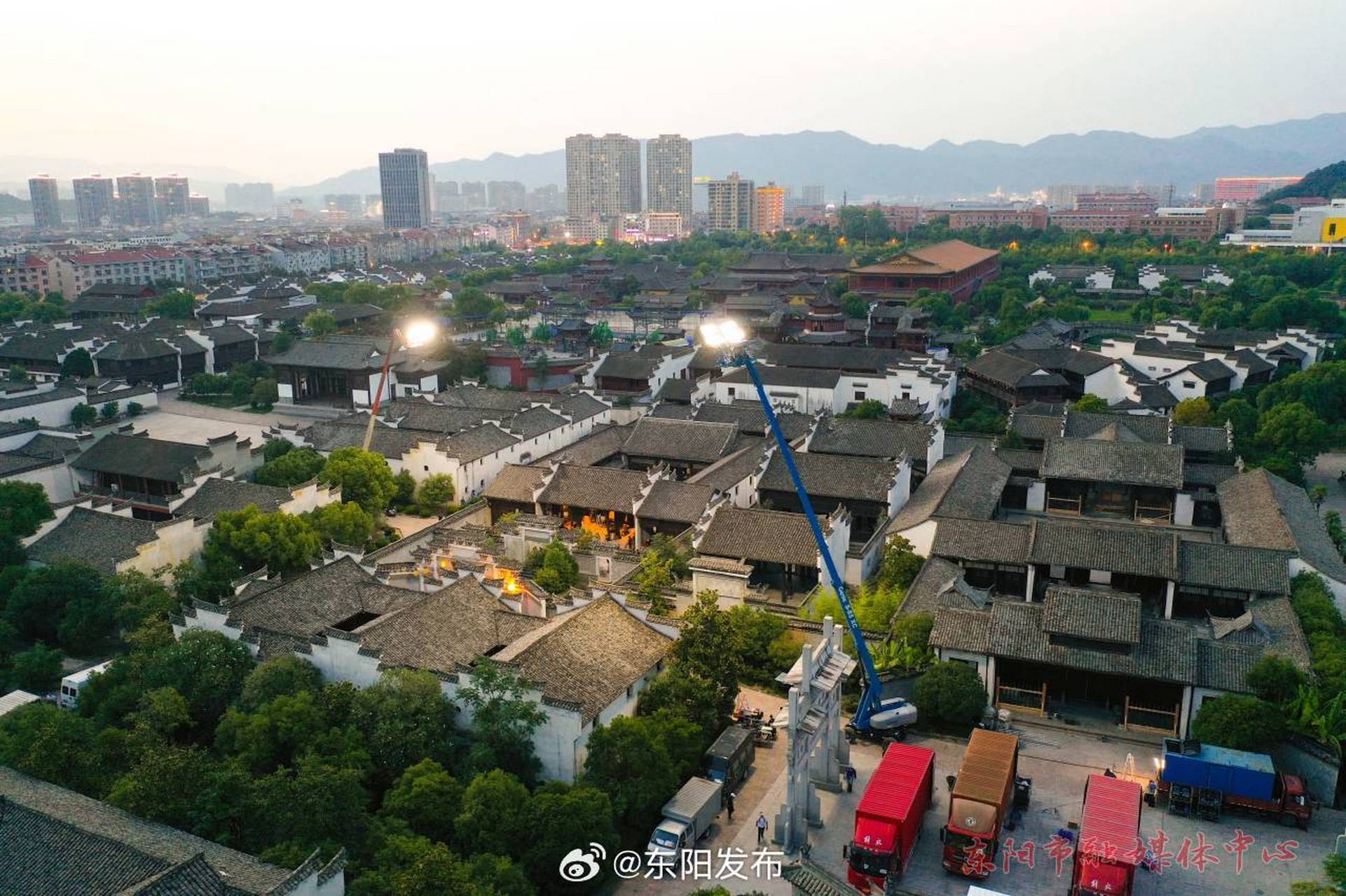 【错时拍摄保进度】夜幕降临,东阳市横店影视城明清民居博览城影视