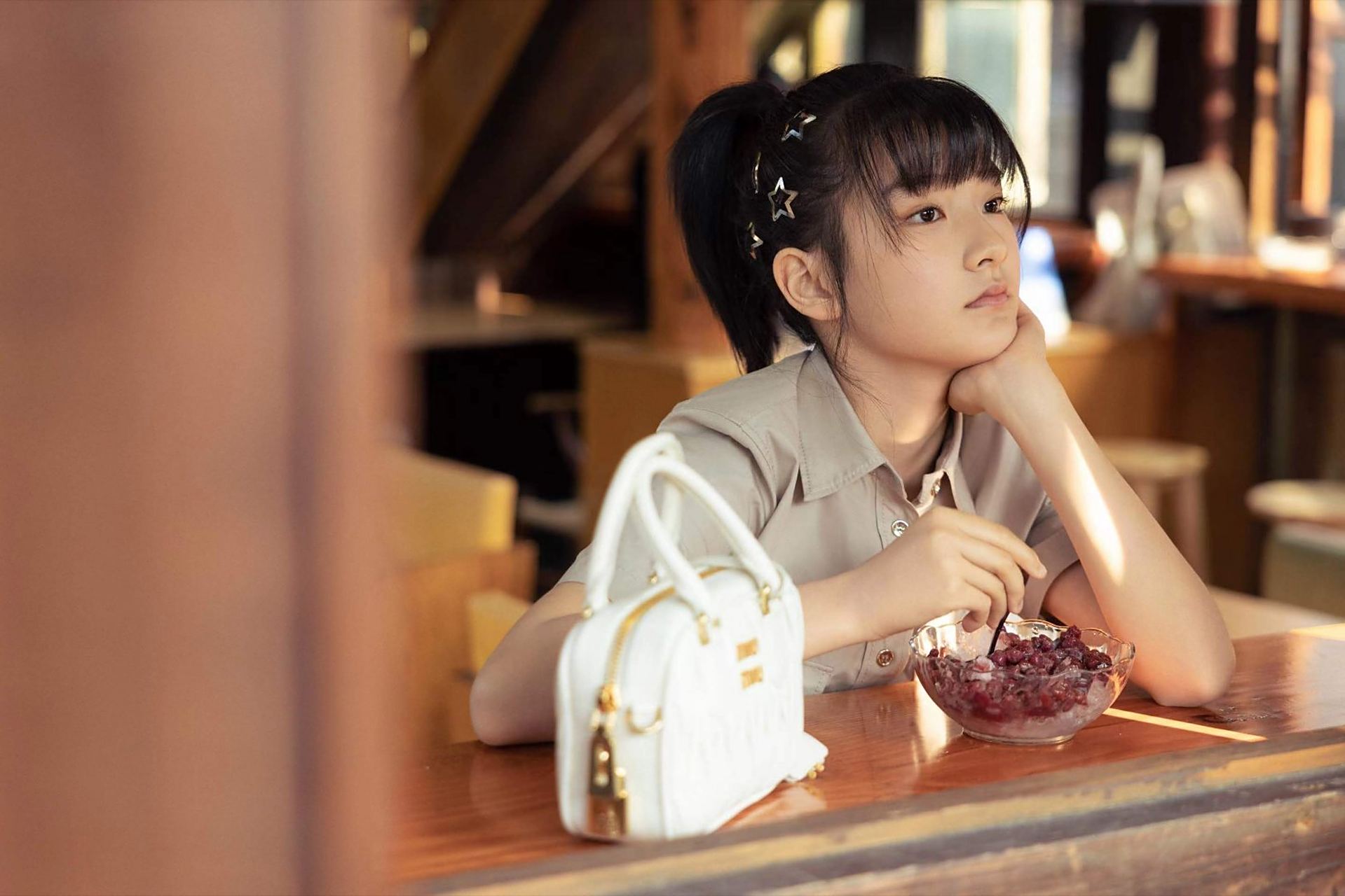 又是被王圣迪美美戳中心巴的一天,今日线下活动的一身浅色工装裙超级