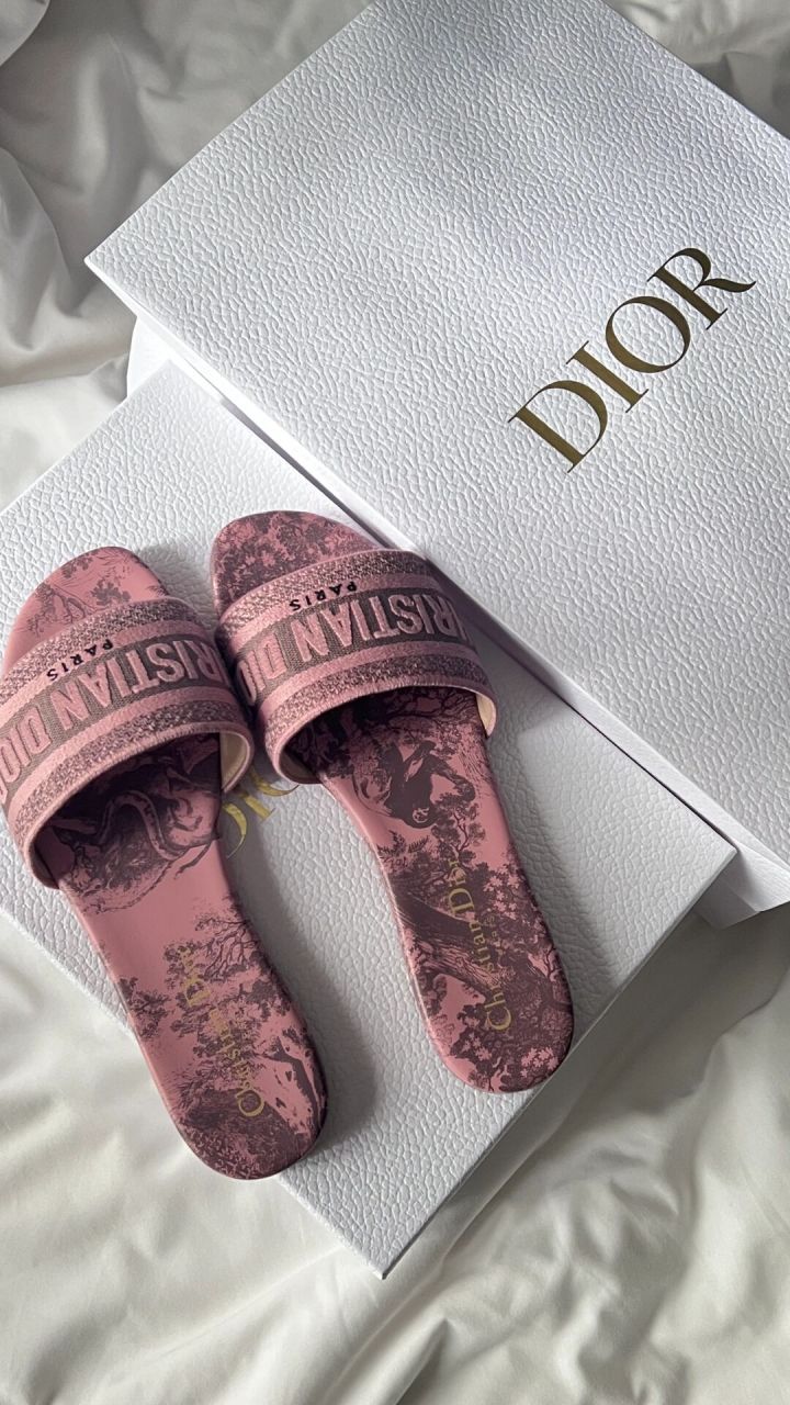 dior粉色拖鞋太好看了05 sa說是限量版就果斷買了09 本來還在糾結